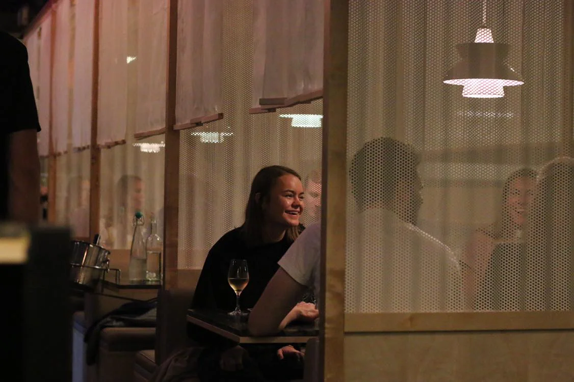 HITCHIKKER Nyoppussede Hitchhiker står klar til å ta dere imot med deres vri på gatemat fra alle verdens hjørner. Restauranten har mulighet for intime julebord på inntil 6 personer i båser, 16 personer ved Chefs table eller større grupper foran kjøkkenet. Vår nye bar fungerer også perfekt til en drink før eller etter middagen Les mer her