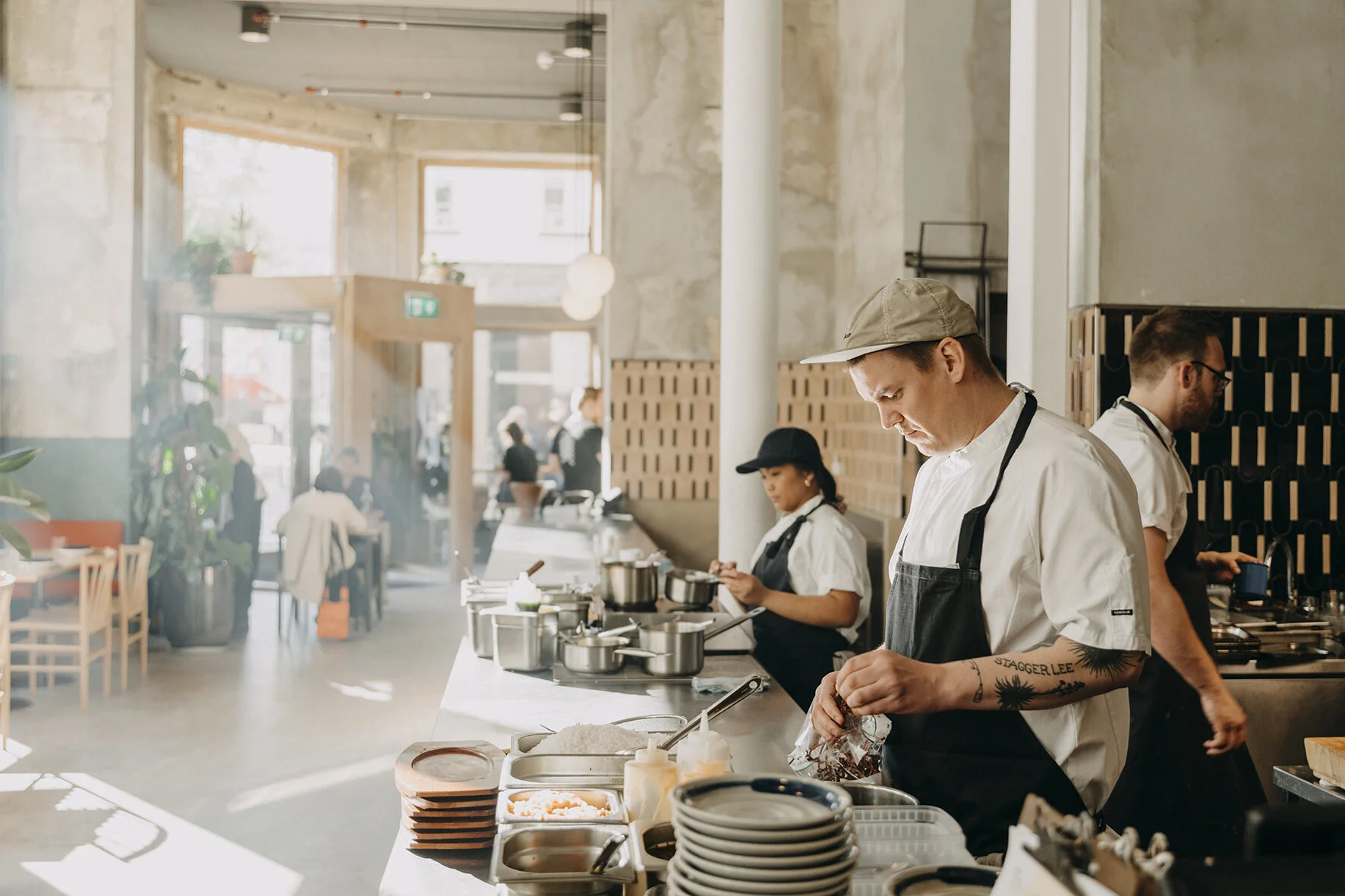 KATLA OSLO På Katlas kjøkken står Atli Mar Gunnarsson i spissen, og lager digg mat med inspirasjon fra Island, Mexico og Asia. Her er det mulighet for Chambre Separee for inntil 16 personer, samt større grupper i restauranten. Katla holder også åpent mandager før jul. Prøv også baren til Katla, som server margaritas - og barmat som lammekebab, takoyaki og mer frem til midnatt. Les mer her.
