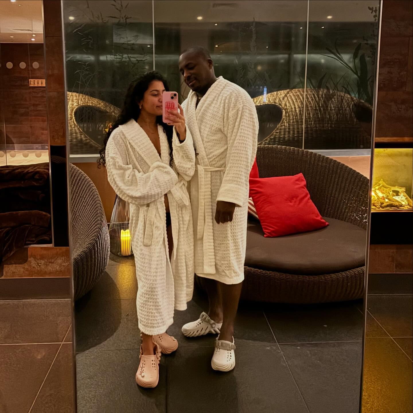 ✨ 3 2 ✨

Reminded what a privilege it is to have had another year ❤️

More letting go and embracing what flows my way 

Less worrying 

More being open to unexpected opportunities 

Less attaching 

More embracing change 

Less fear 

More finding pu