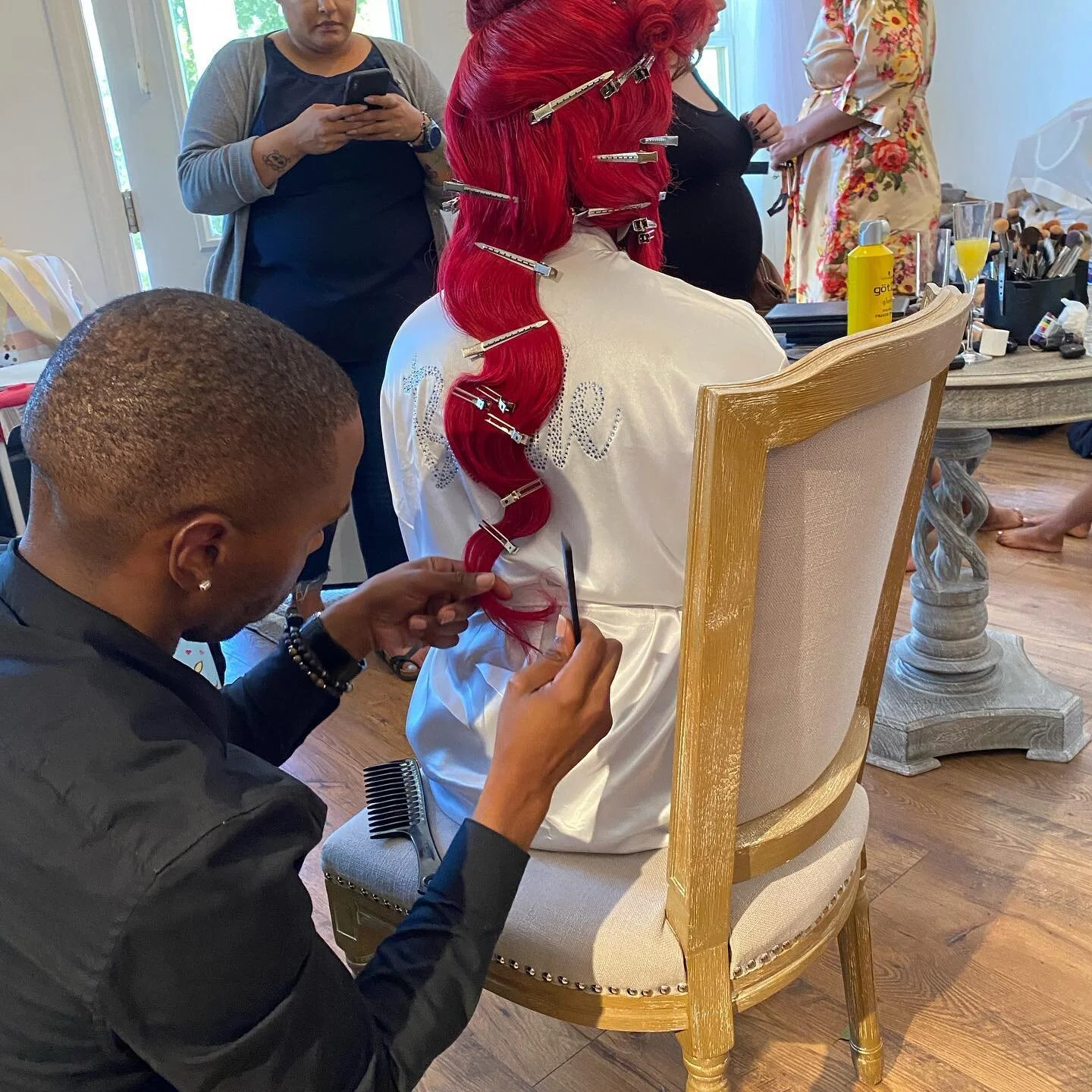 Behind the Scenes Bridal 🎥 Hair w/ @brandyjenay_ifbbpro
(Background- I have known this young lady since we were children, so the honor to style and veil her were with great pride and honor ❤️❤️)
&bull;
Hair- @LSmithHair
MUA- @debra_mua_
Dress- @ivor