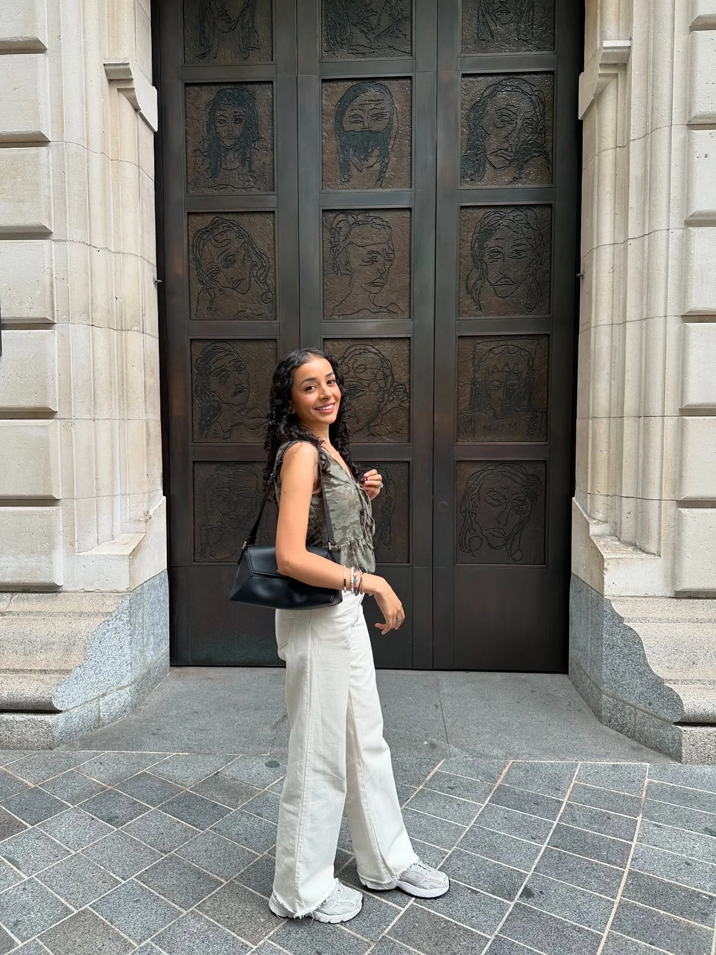 The lady on the left copied my pose 

#ootd #asos #rahua #curlyhair #curlyhairproducts #rahuabeauty