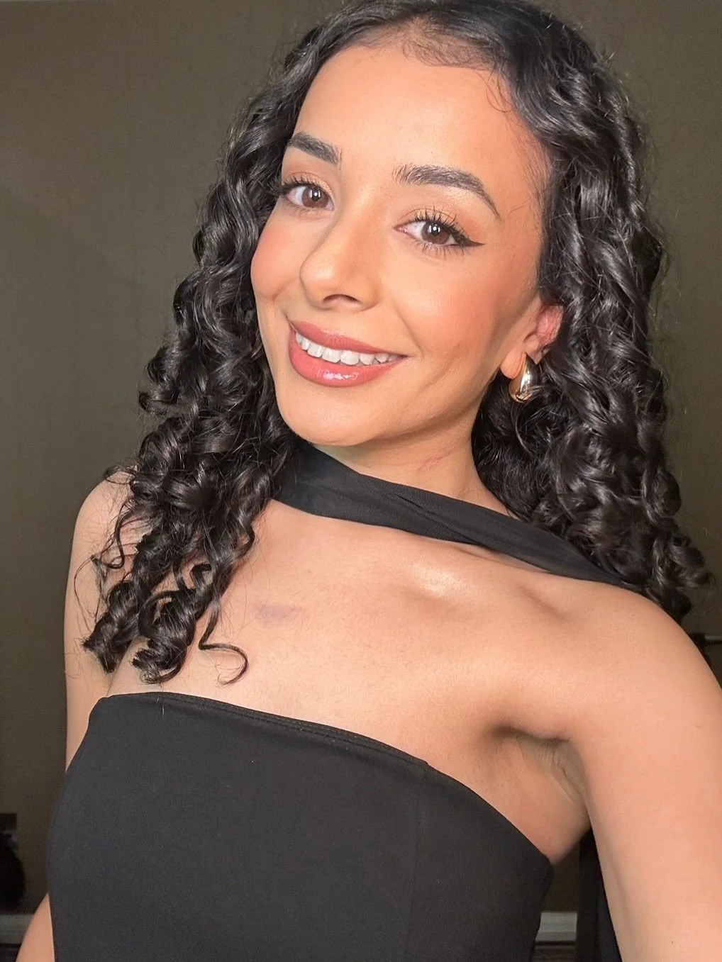Soft glam, loud aura ✨ 

💁🏽&zwj;♀️ 
@hourglasscosmetics vanish airbrush primer
@patmcgrathreal foundation, powder bronzer and blush
@refybeauty cream bronzer and blush
@narsissist concealer
@hudabeauty baking powder 
@charlottetilbury airbrush flaw