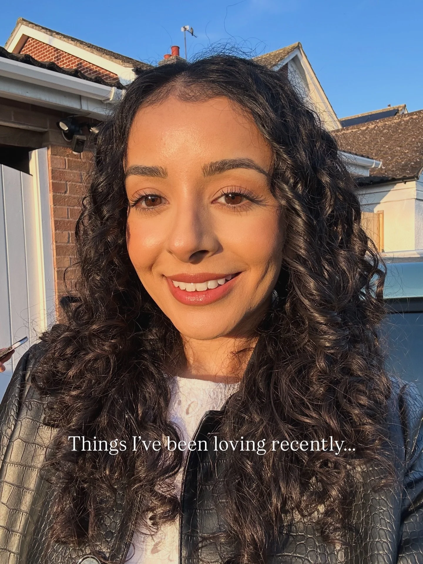 Sharing some things I&rsquo;ve been loving recently..am I missing anything?! 🤔 Lmk bc I&rsquo;m in the mood to be influenced 👀 

🍲 Khichdi recipe from my mum/ @radhidevlukia 
🥤 @humantra electrolytes 
💁🏽&zwj;♀️ @2an_official cushion foundation
