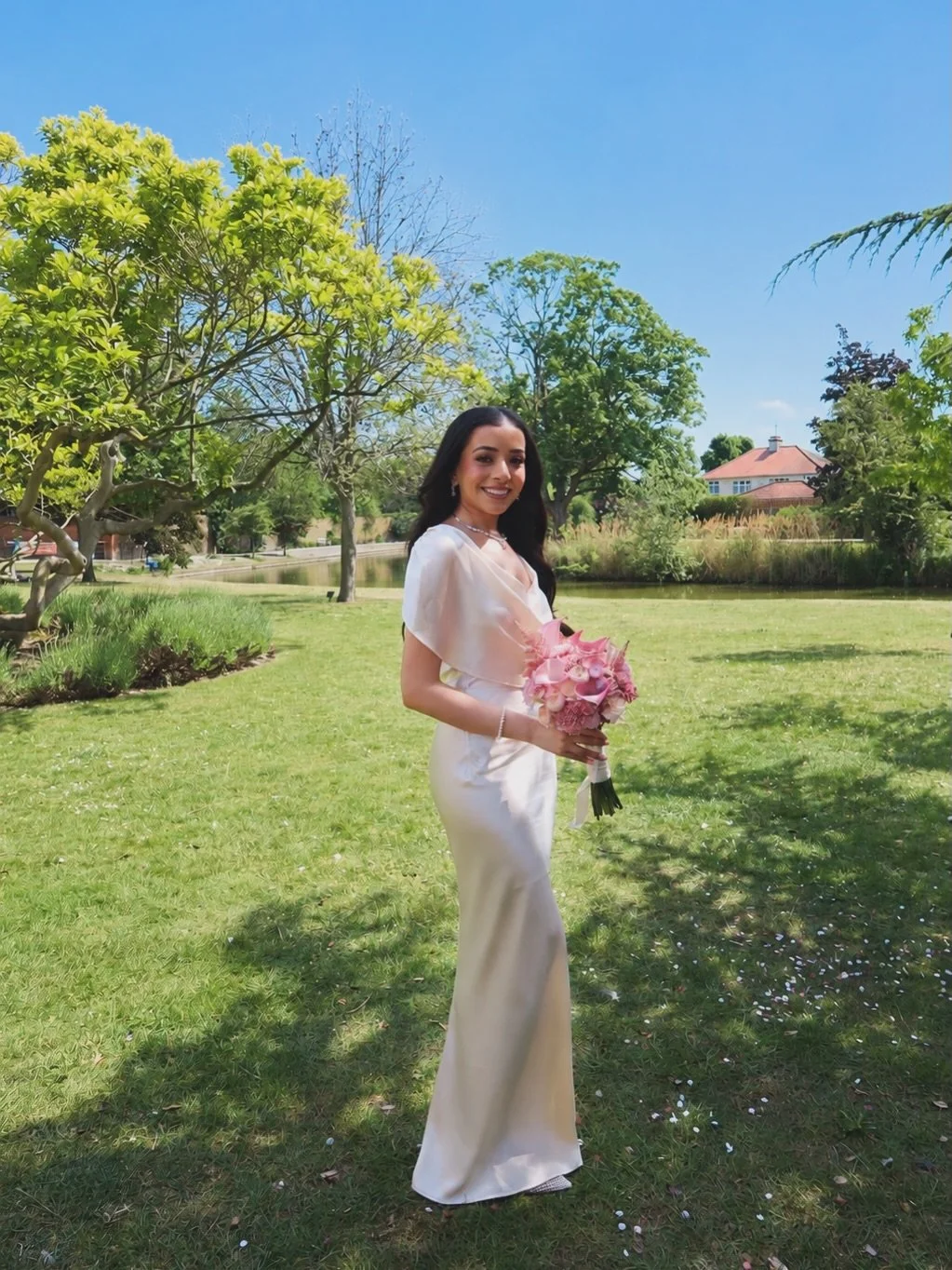 Mrs K has a ring to it 💍 #justmarried 

Dress: @ratandboa 👰🏽&zwj;♀️ 
Bridal bouquet: @siai.flora 💐