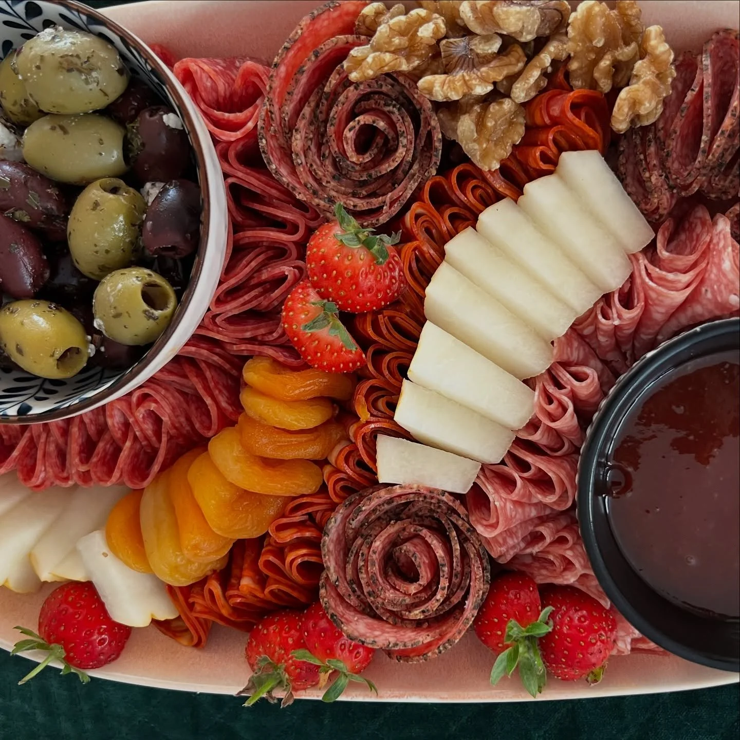 Graze graze graze for dayz ✨

#dunstable #luton #bedfordshire #dunstablecatering #lutoncatering #bedfordshirecatering #catering #smallbusiness #smallbutmighty #food #buffet #corporatelunch #partycatering #charcuteries #partybuffet