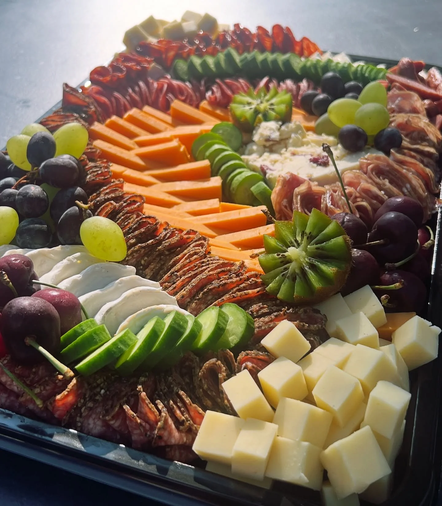 Golden hour grazing 
#graze #grazing #grazingtables #catering #dunstablecaterer #lutoncaterer #caterer #dunstable #luton #bedfordshire #fresh #charcuterie #smallbusiness #feedme #partyfood