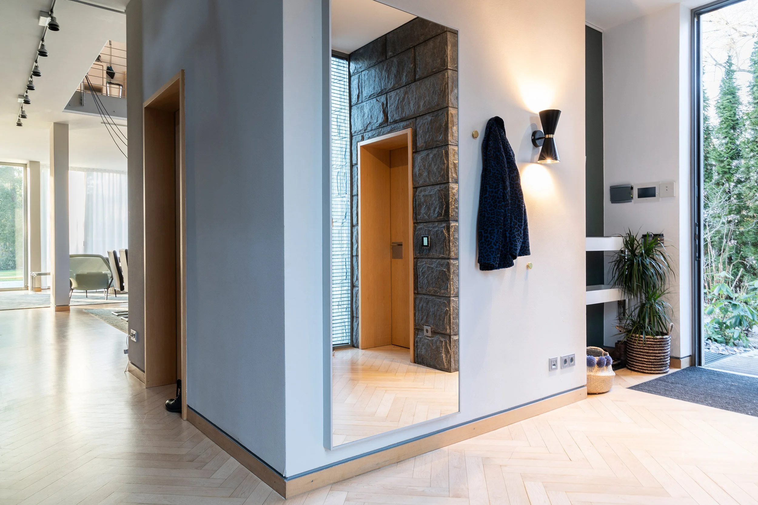 full-entrance-to-main-door.jpg