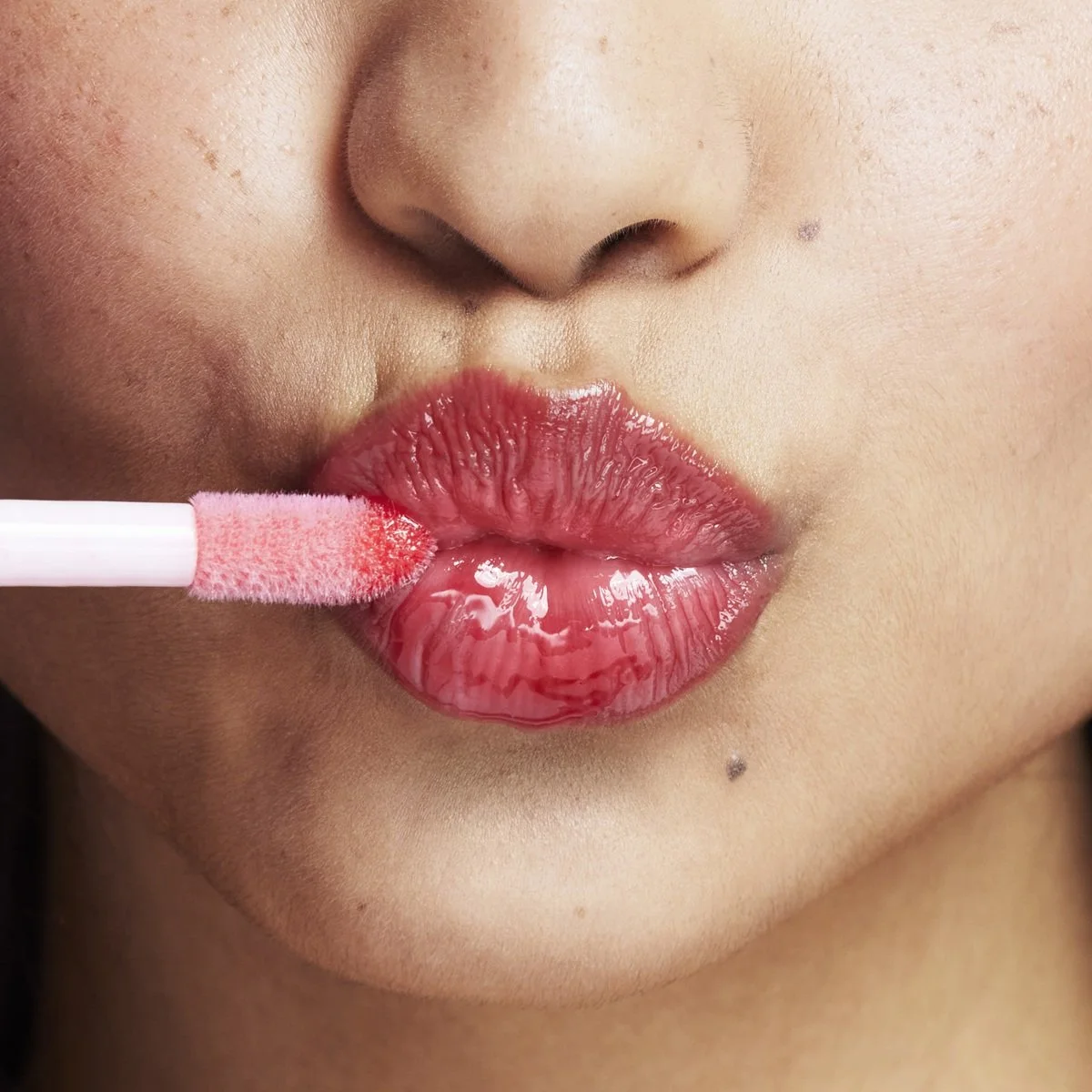 CHERRY_ANDREA_2024_LIP-POUT-BOMB_MODEL_ELLA4640_Yellow-1 (1).jpg