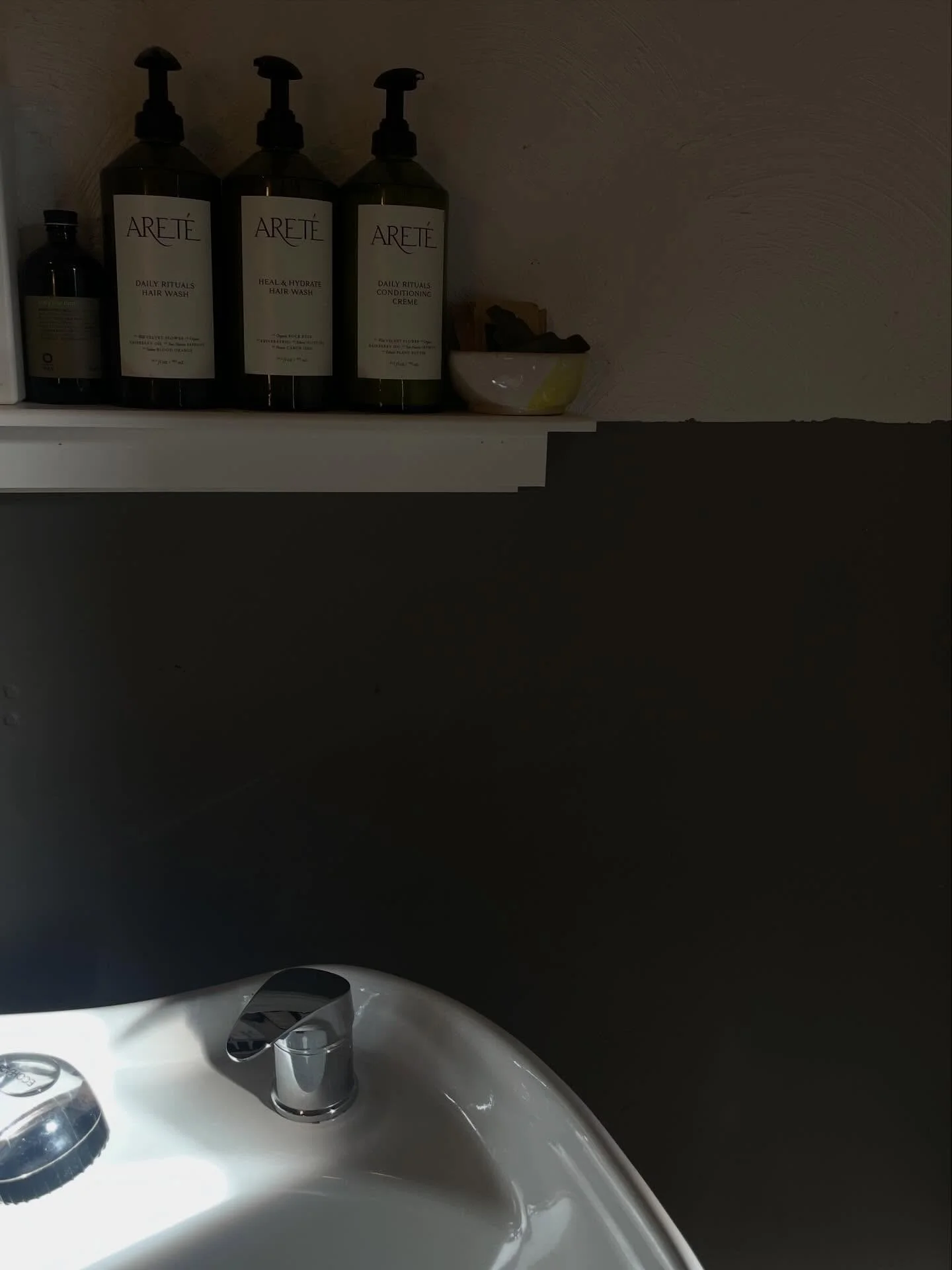 Posting this because I really just need a filler photo. 
Also Arete is a new shampoo line I&rsquo;ve been trying out from @simplyorganicofficial 
It&rsquo;s amazing. The scents really have me 🤤 
&bull;
&bull;
&bull;

#Chamomileandrosehips #aret&eacu