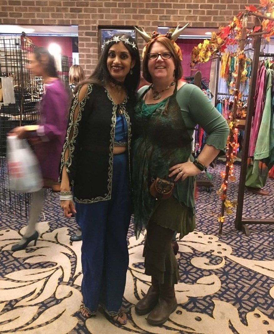 Hi, friends! A throwback picture from FaerieCon 2015 and a request: For those of you who have already read and enjoyed STAR DAUGHTER, would you consider leaving a review on Goodreads and/or retailer sites? Reviews make such a difference to a book&rsquo;s visibility, and it would mean so much to Sheetal and me. ✨✨✨ Thank you! 💖💖💖💖💖

#StarDaughter #StarsForSheetal #Fantasy #WhyNotYA #Hindu