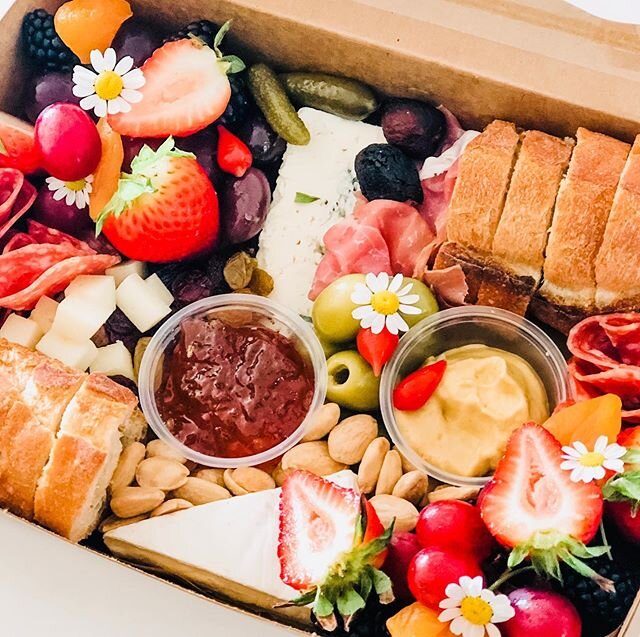 🧀🌸 Our to go boxes are perfect for a picnic in the living room! No need to dress up! Free rubber glove delivery in Coronado. 😷🖐🏼🌸 &bull;
&bull;
&bull;
&bull;
&bull;
&bull;
&bull;
#coronado #coronadolocal  #charcuterie #foodporn #foodstyling #fo