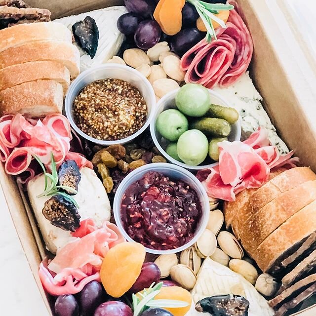 A sweet little birthday box delivered for a picnic at the beach. The folks getting this are Military so aren&rsquo;t they lucky? 🍀 Super jealous! Celebrating is not cancelled! &bull;
&bull;
&bull;
&bull;
&bull;
&bull;
#coronado #coronadolocal  #char