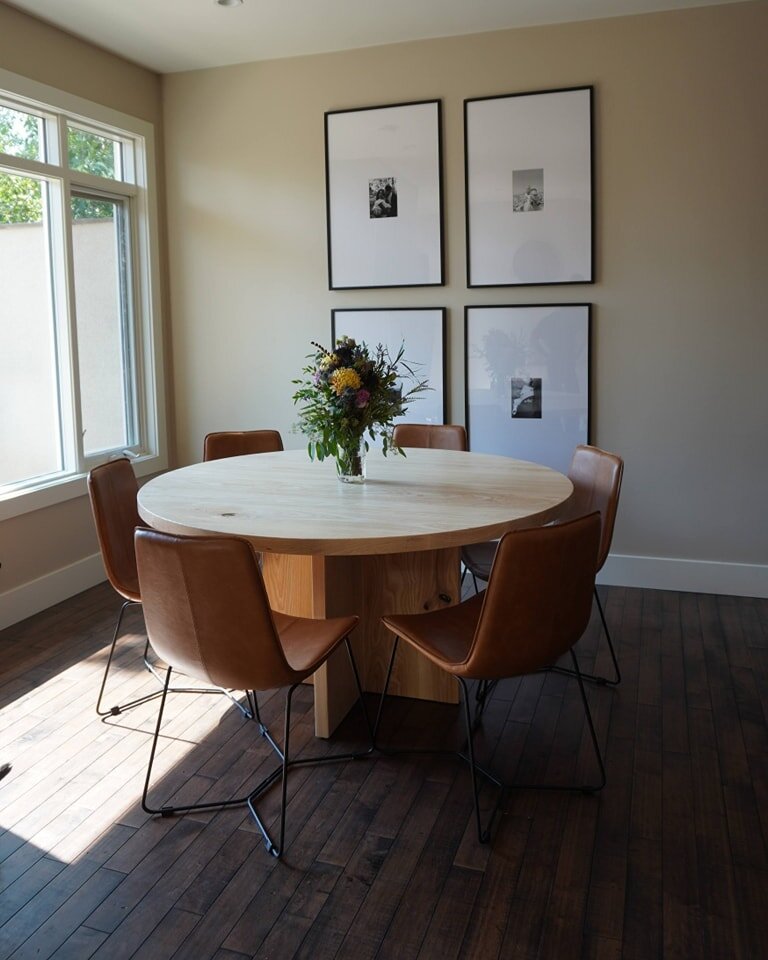 6 person round table - featured in Ash wood

60&quot; round is a comfortable size to seat 6 people.  This modern round table design certainly showcases that well👍
.
.
.
#yycliving #customfurniture #solidwoodfurniture #calgary #calgarywoodworking #mo
