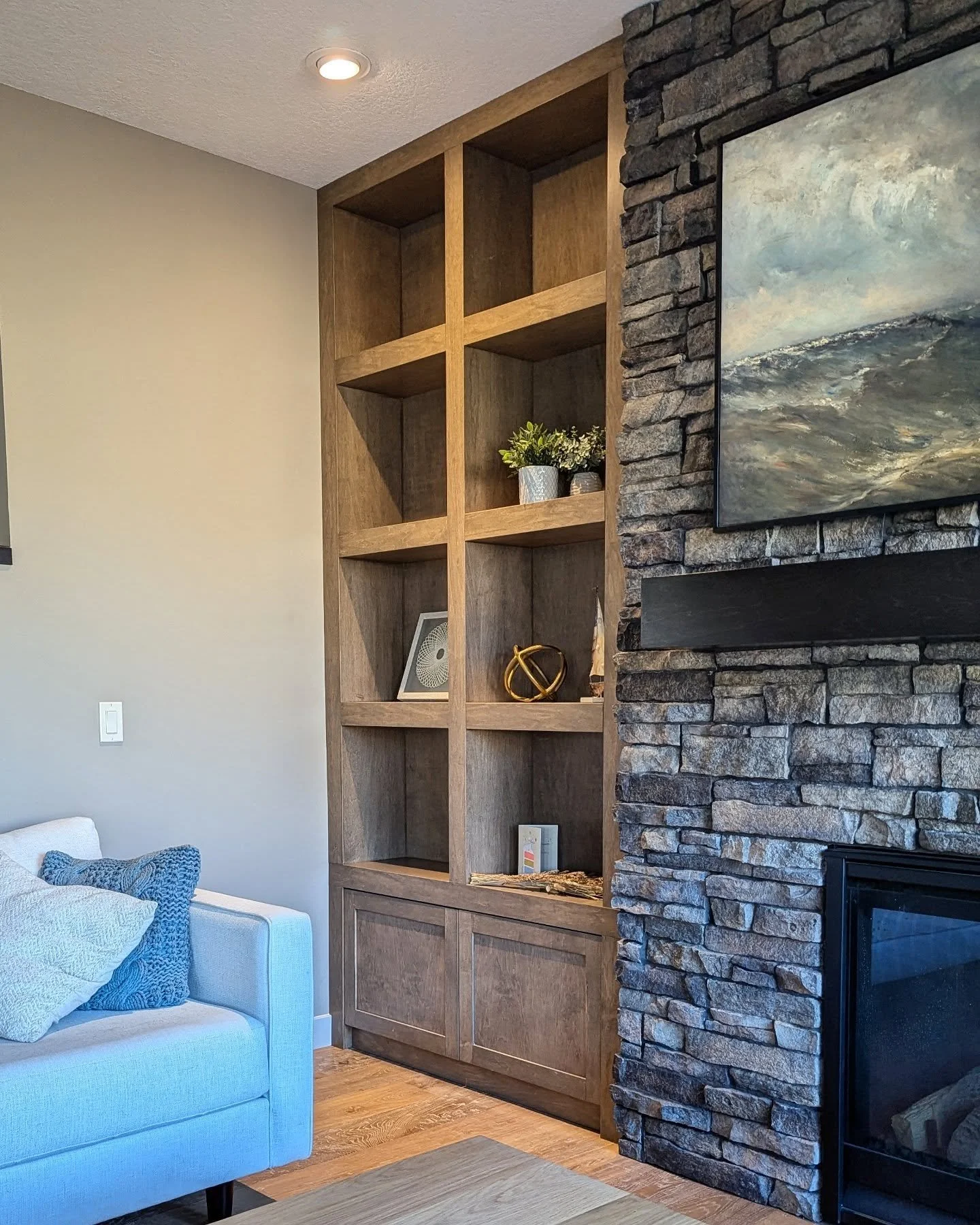 A maple built-in + mantle with a custom stain! ✨

Throwing it back to a few months ago when this building was complete.
.
.
.
#CustomFurniture #interiordesigncalgary #builtins #fireplace #livingroom