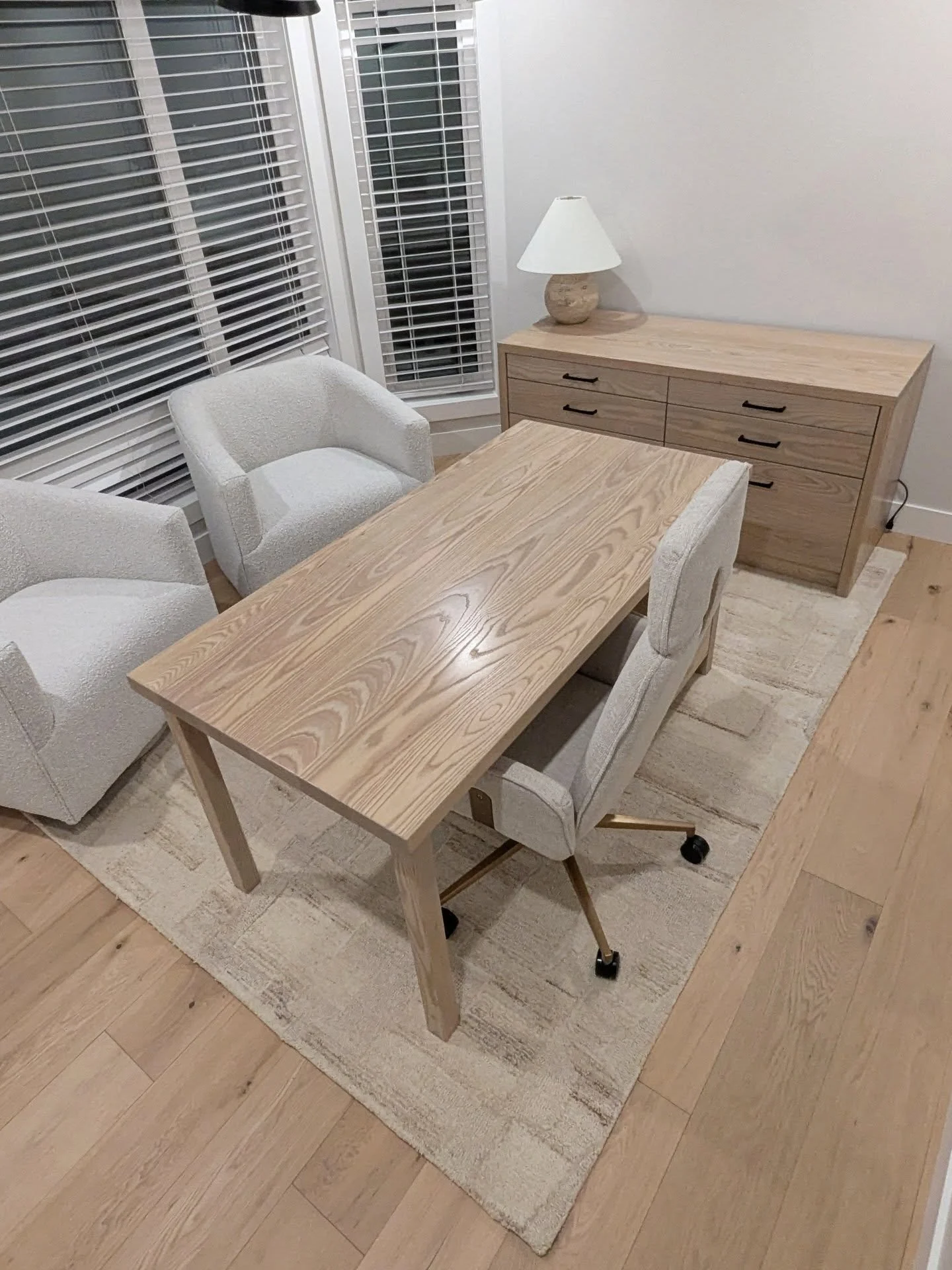 Now this is an office I could work in!👌

Featuring a custom built desk and matching credenza. 

These two custom pieces were constructed with solid Ash with a custom stain and a satin finish! 

#interiordesign #calgary #woodworking #yycliving