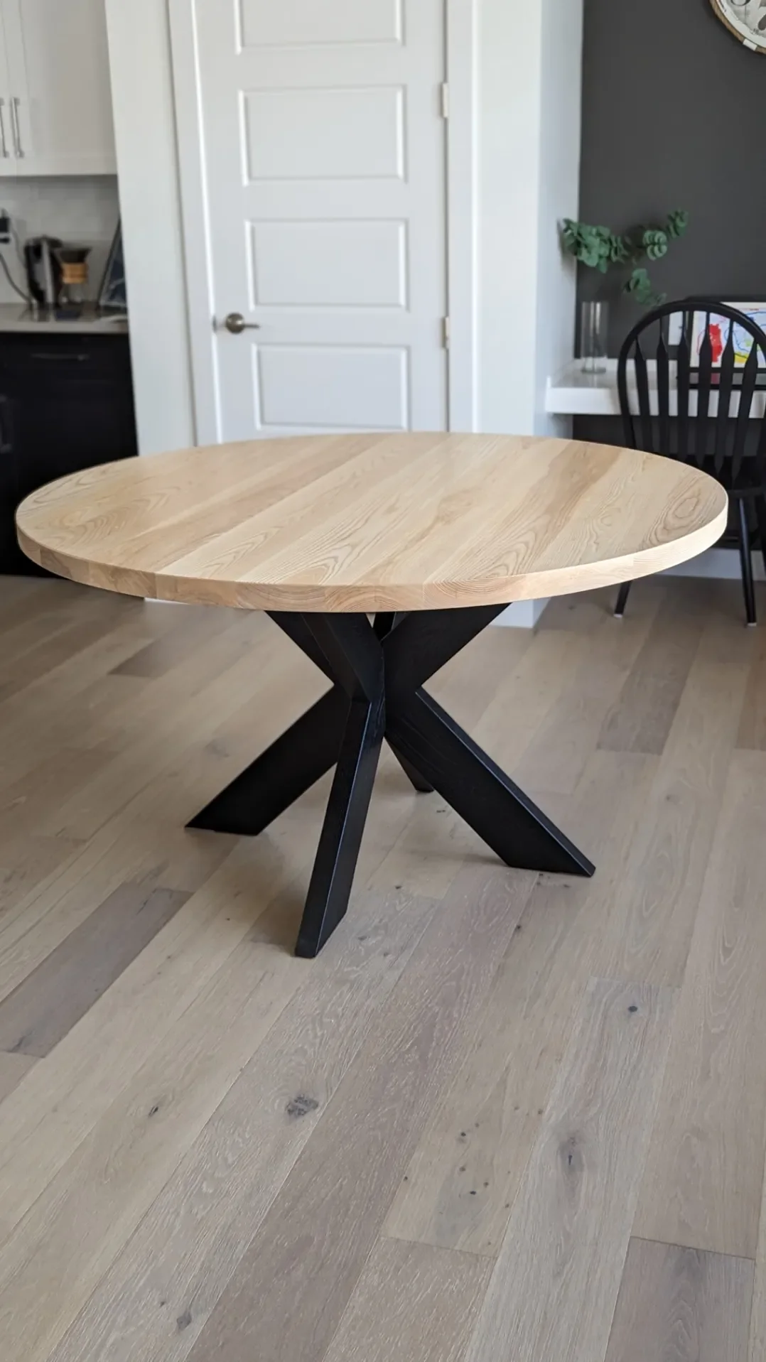 the-alpine-x-base-round-table .webp