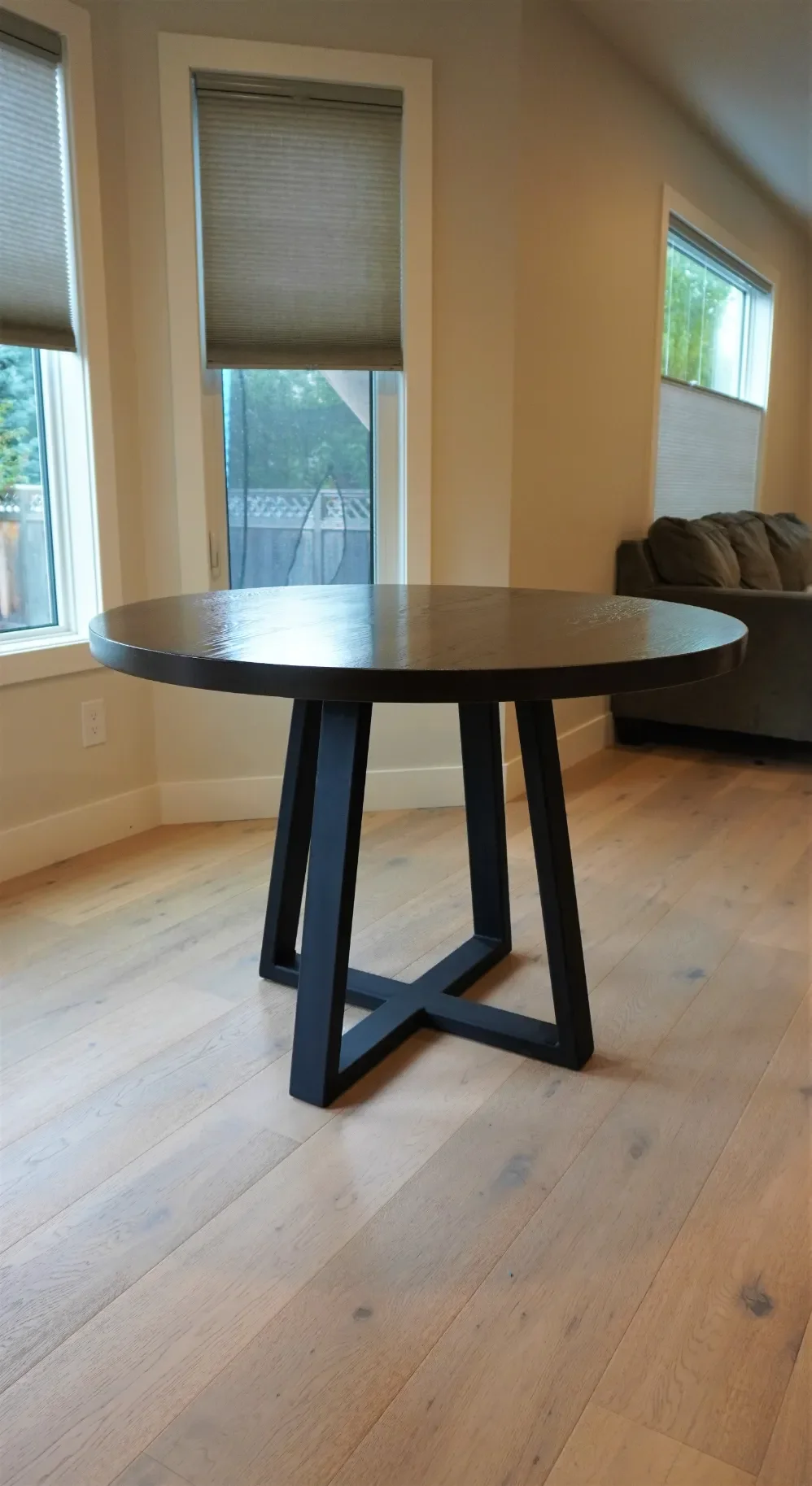 the-westmount-metal-base-round-table  (1).webp