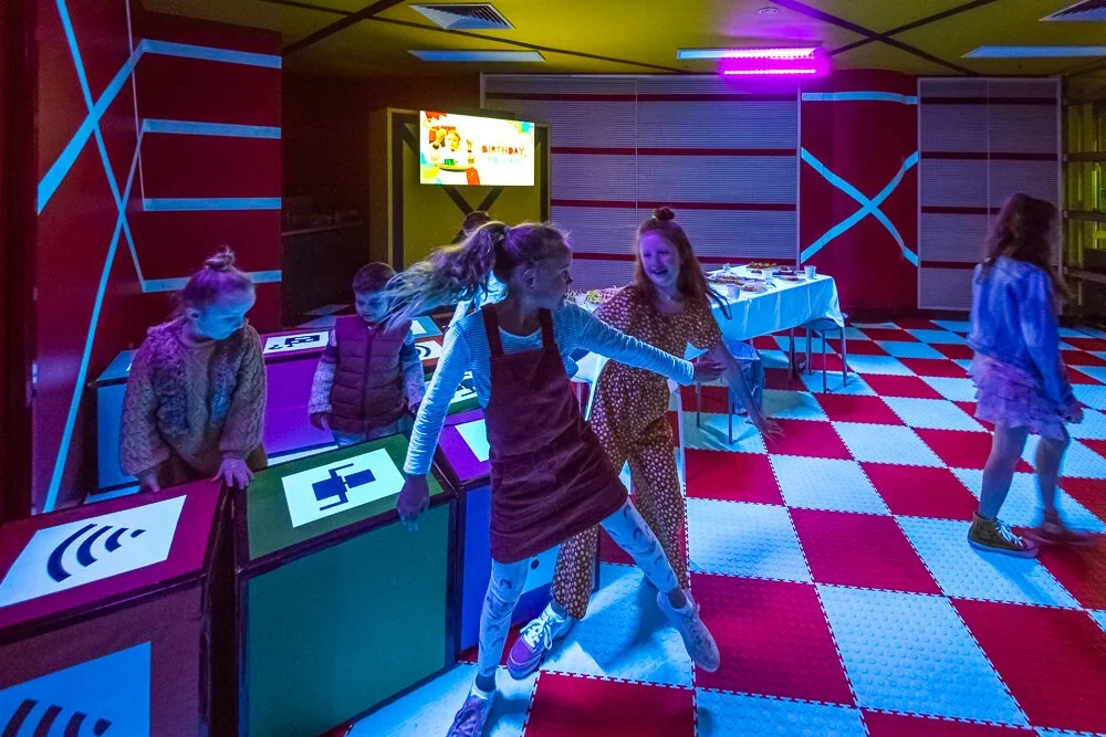 stewiedonn+LR+KidsBirthdayRooms-78.webp