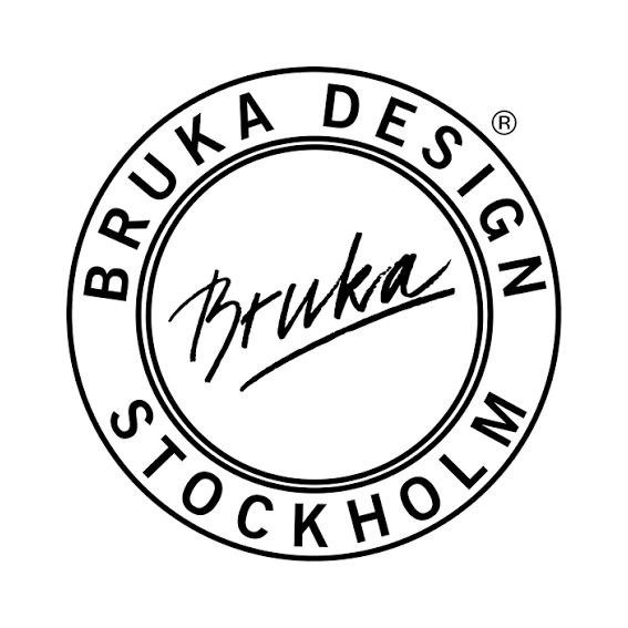En svartvit logotyp med texten 'Bruka Design Stockholm' i en cirkel och ett centralt handskrivet ord 'Bruka'.