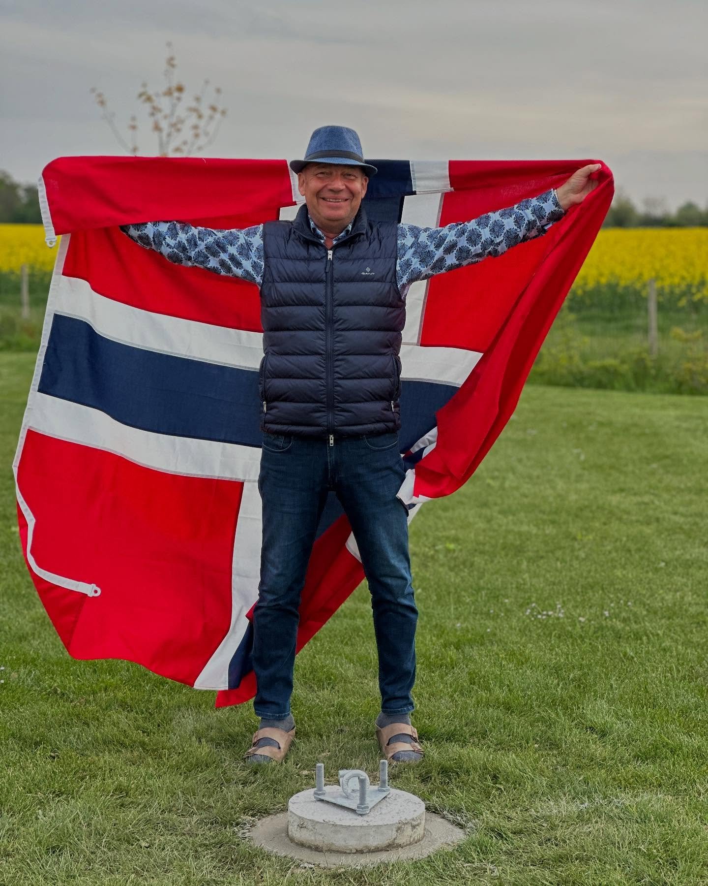 Vi f&ouml;rbereder oss inf&ouml;r 17 maj. Flaggan och flaggst&aring;ngen &auml;r inhandlad, betongfundamentet &auml;r st&ouml;pt och n&auml;stan klart. M&aring;ste bara h&auml;rda i 3-4 dagar ☺️👍🏻👌🏻🇳🇴🇳🇴🇳🇴#17mai