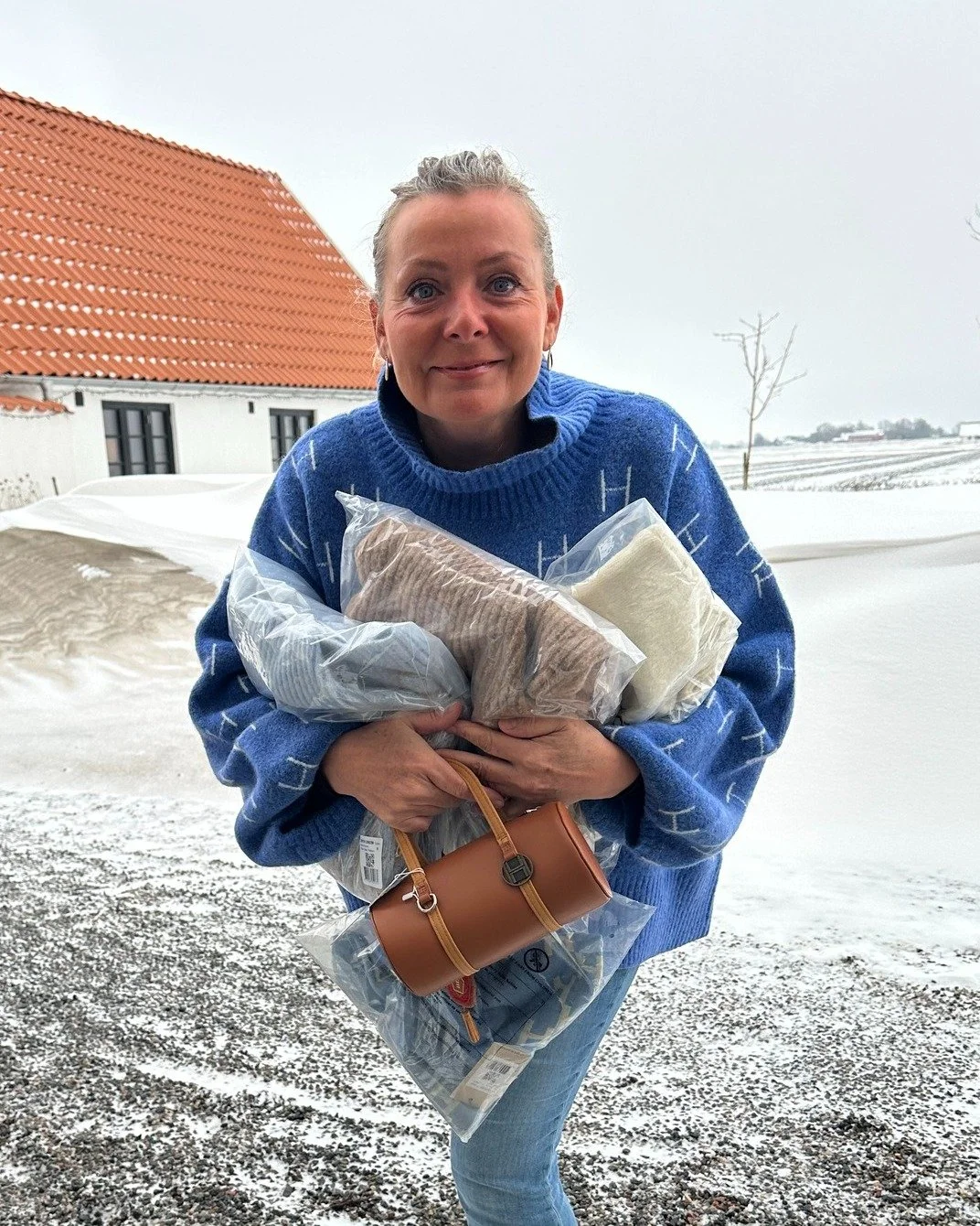 Just nu ser det kanske inte ut som v&aring;r hos oss &hellip; ❄️

I natt vaknade vi till ett rej&auml;lt sn&ouml;fall och stora sn&ouml;drivor &ouml;ver hela g&aring;rdsplanen och v&auml;gen utanf&ouml;r butiken. Det &auml;r helt enkelt om&ouml;jligt
