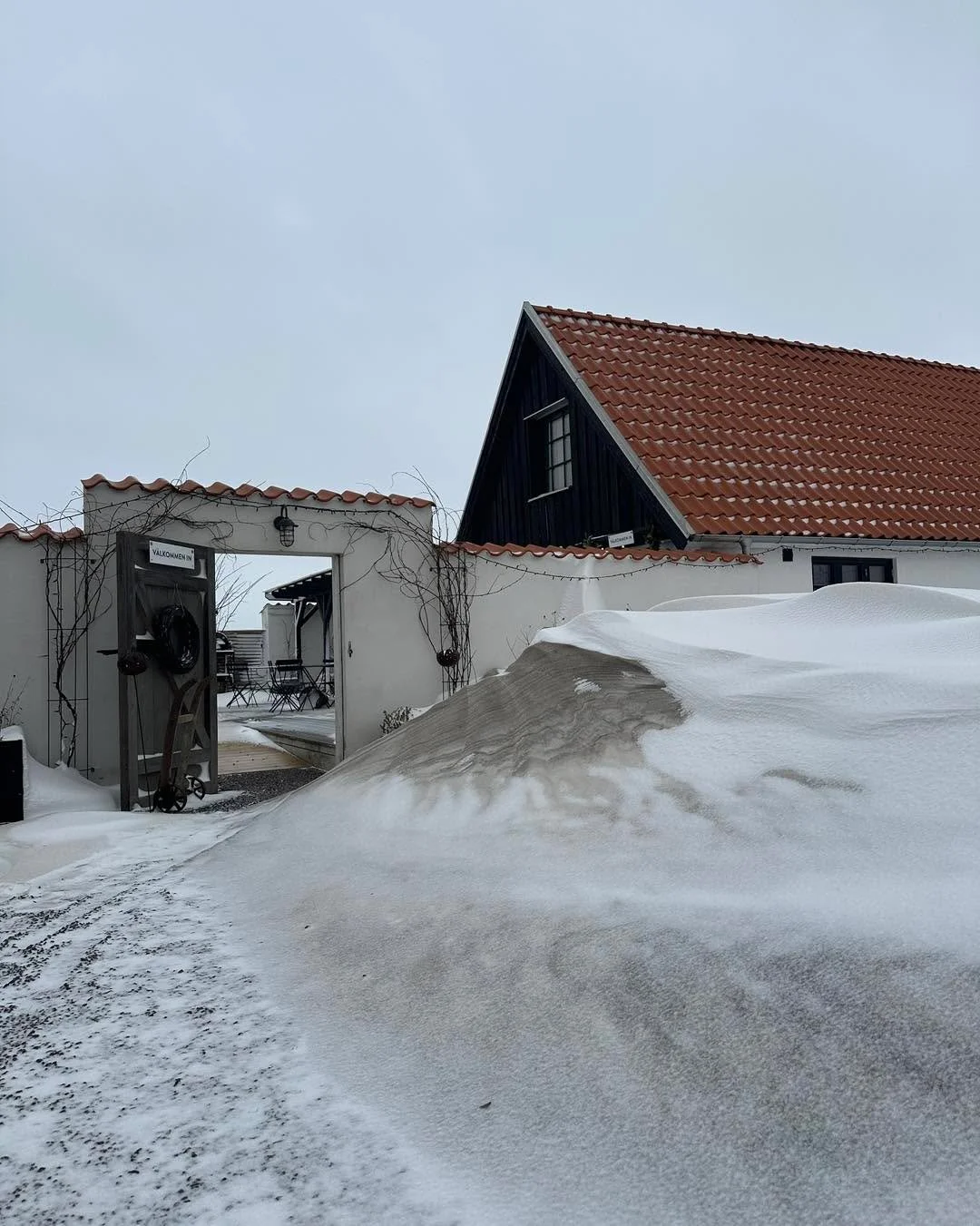 Vi m&aring;ste tyv&auml;rr meddela att vi inte hinner &ouml;ppna butiken som planerat nu p&aring; torsdag 🥹. Vi hoppas ist&auml;llet kunna &ouml;ppna l&ouml;rdag 28 februari. G&aring;rdsplassen har fortfarande h&ouml;ga sn&ouml;vallar 🗻🪏, s&aring;