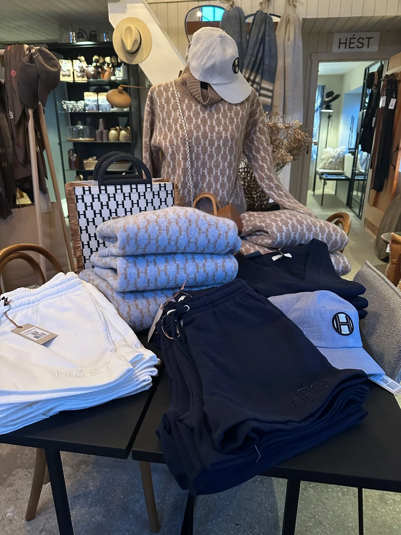 🌿I dag &ouml;ppnar vi f&ouml;r s&auml;songen &ndash; kl. 11.00!

Nu k&auml;nns det verkligen som att v&aring;ren &auml;r h&auml;r, och vi &auml;r s&aring; glada &ouml;ver att &auml;ntligen f&aring; sl&aring; upp d&ouml;rrarna igen. Butiken &auml;r f