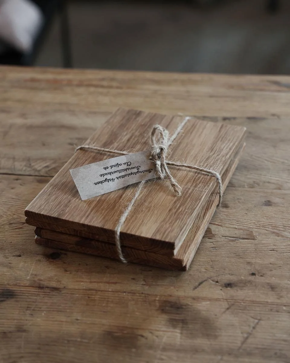 Fina detaljer i tr&auml; till ditt k&ouml;k i ek 
Sk&auml;rbr&auml;dor, serveringsbrickor och sm&aring; detaljer som skapar en varm och naturlig k&auml;nsla i k&ouml;ket. Svensk produktion med fokus p&aring; kvalitet, h&aring;llbarhet och tidl&ouml;s