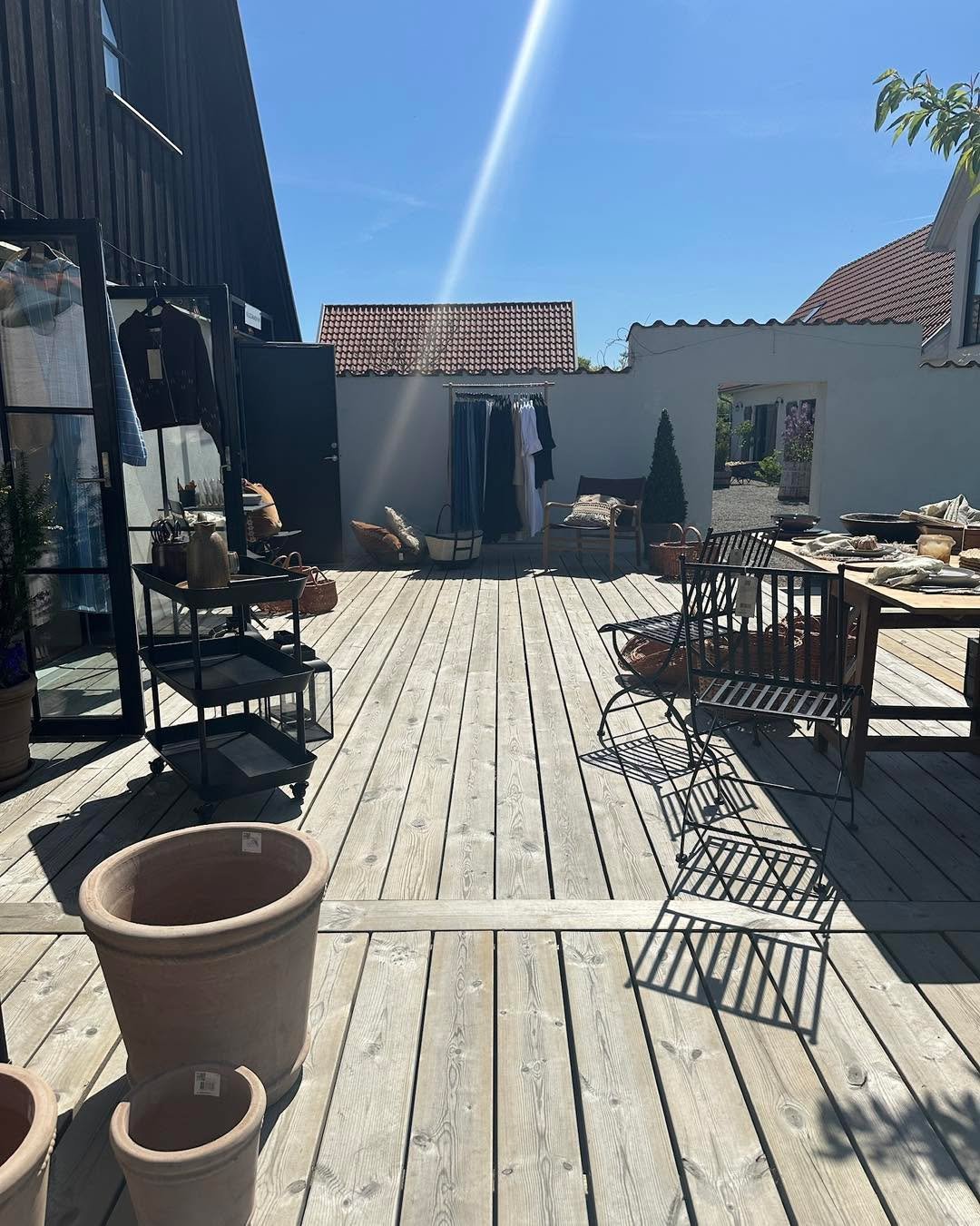 Fantastiskt v&auml;der och tr&auml;dg&aring;rden visar sig fr&aring;n sin allra b&auml;sta sida 

Kom ut p&aring; landet och hitta dina favoriter hos oss &ndash; vare sig du letar efter sommarkl&auml;der, inredning, porslin eller inspiration f&ouml;r