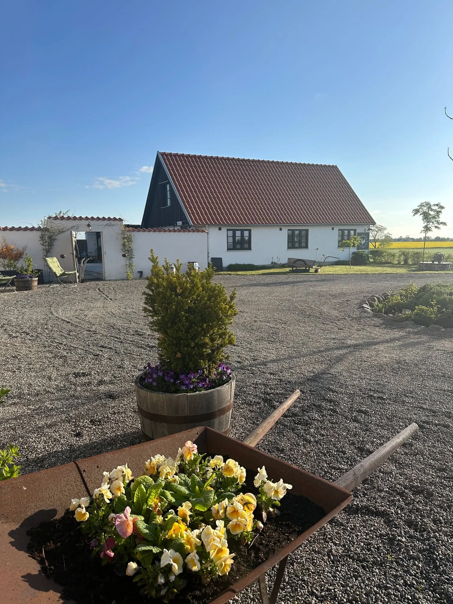 V&auml;derprognosen ser fantastisk ut och vi har gjort klart b&aring;de butiken, terrassen  och tr&auml;dg&aring;rden f&ouml;r helgen

Vi h&aring;ller &ouml;ppet fredag till s&ouml;ndag kl. 11&ndash;16 och hos oss f&aring;r du g&auml;rna ta dagen lit