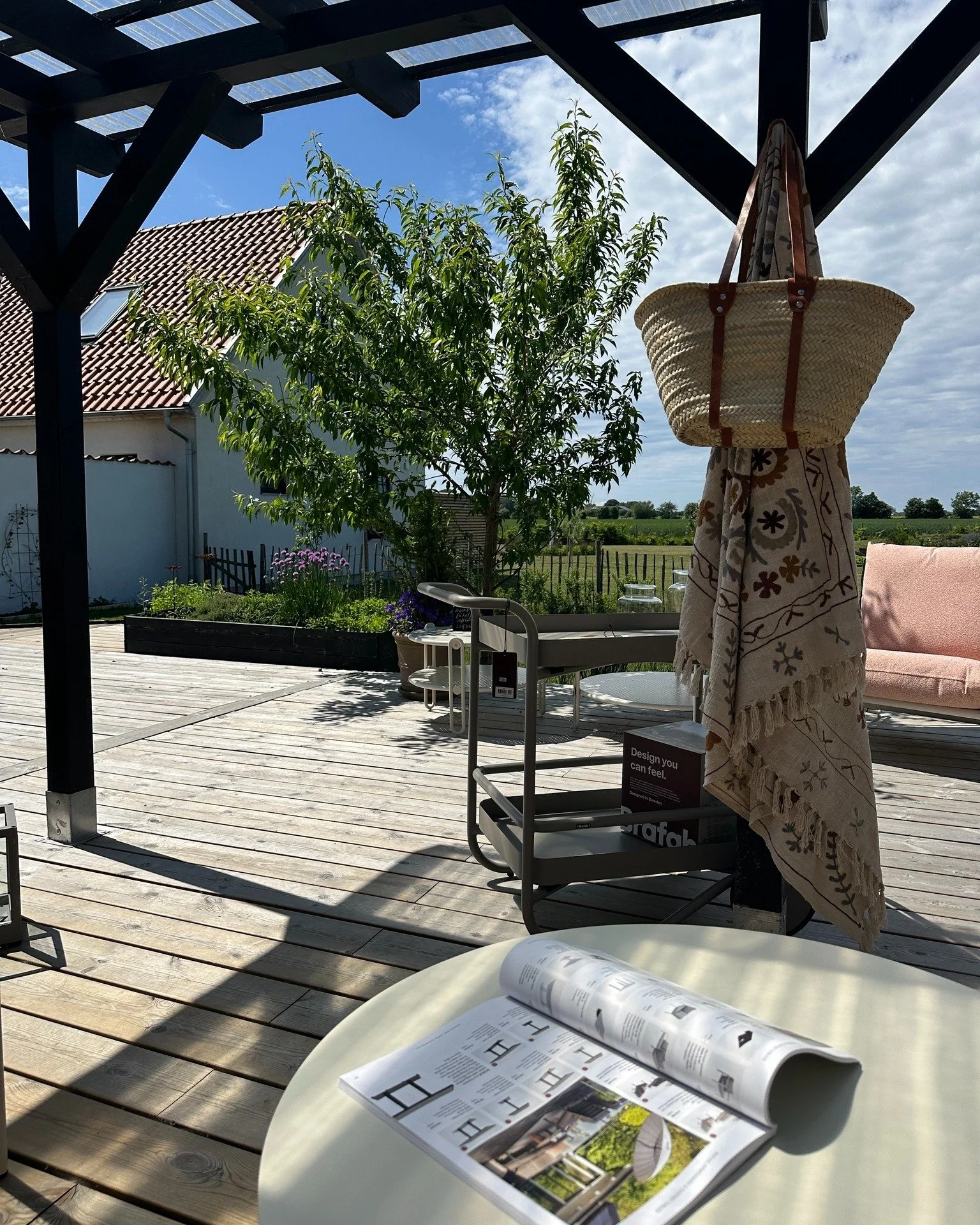 Det b&ouml;rjar med en stol.

Eller kanske med tanken: "Vi borde g&ouml;ra n&aring;got &aring;t uteplatsen i &aring;r..."

Pl&ouml;tsligt sitter man d&auml;r en sen sommarkv&auml;ll med en kopp kaffe, en anteckningsbok och stora planer f&ou