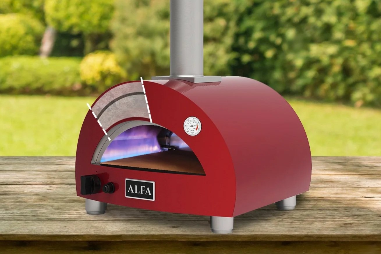 En röd pizzaugn med svart kontroll och termometer, på ett träskaft utomhus.