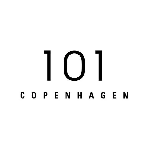 Texten '101 KOPENHAGEN' på en vit bakgrund.