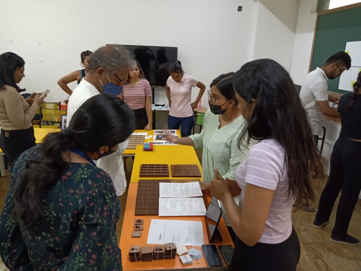 LDA team discussing with SMI students