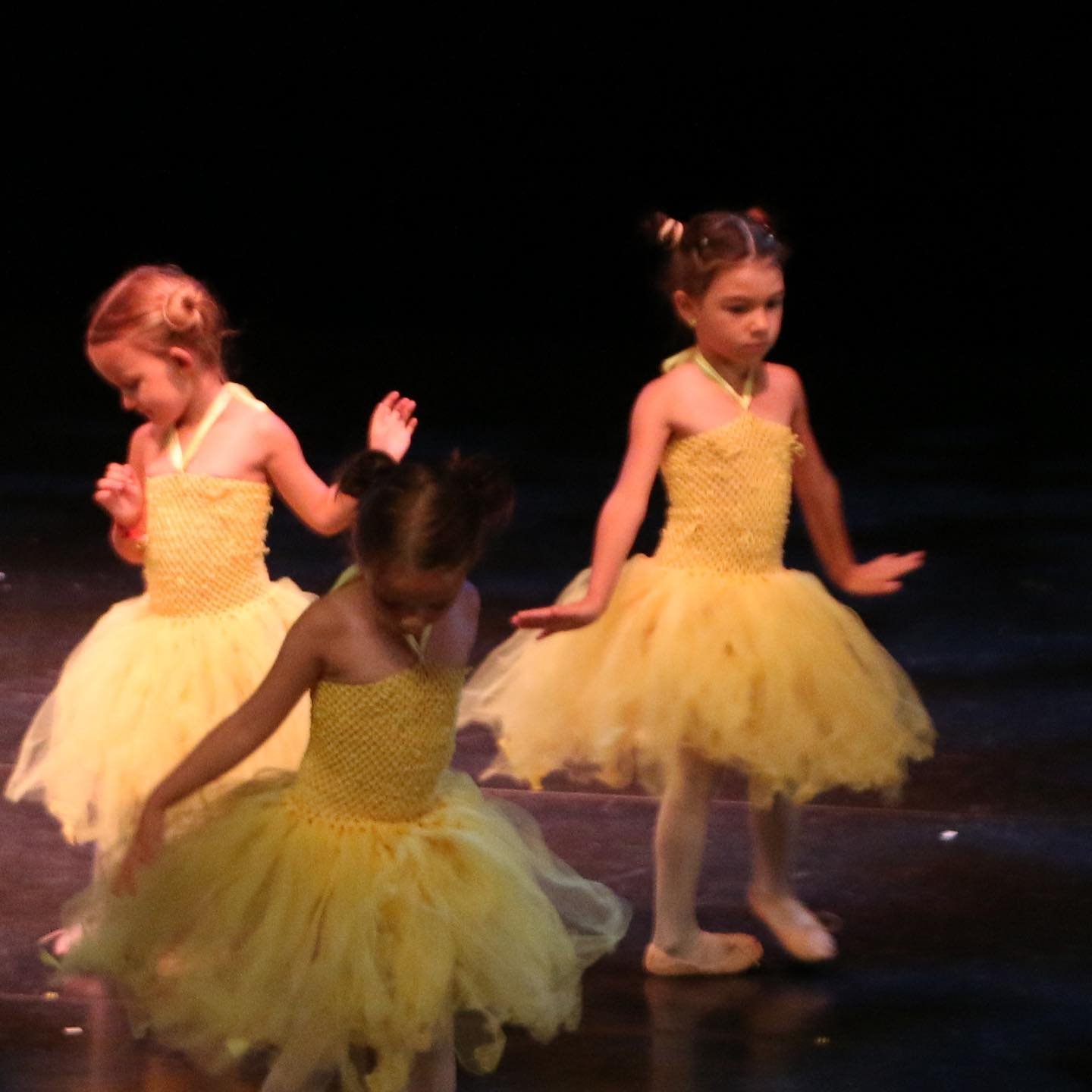 Joyeuses Pâques 🐣 à tous mes profs @dorinevdr_ @lucianocavallini @maryamdancer @sylvie_ritmodobrazil @cours_de_danse_funky @marie.ladanse @mariusgremaud @anastazia_ivan et à tous les élèves du #dancecentermoniquevan