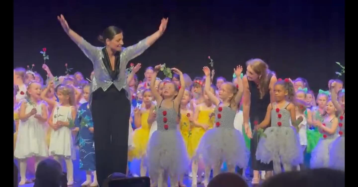 Merci &agrave; tous les &eacute;l&egrave;ves du Dance Center! Le spectacle &eacute;tait le fruit d&rsquo;un immense travail accompli par les professeurs @dorinevdr_ @lucianocavallini @pet.etcetera @maryamdancer @cours_de_danse_funky @marie.ladanse @m