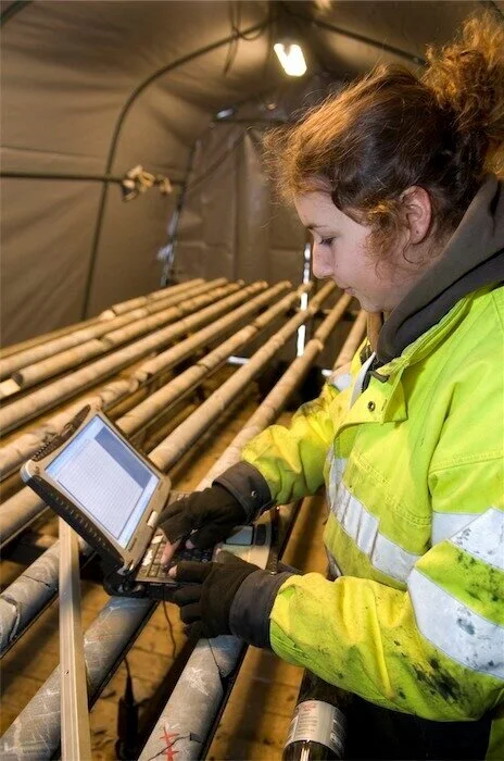 Loggning av borrkärnor. Bild: Niclas Dahlström.