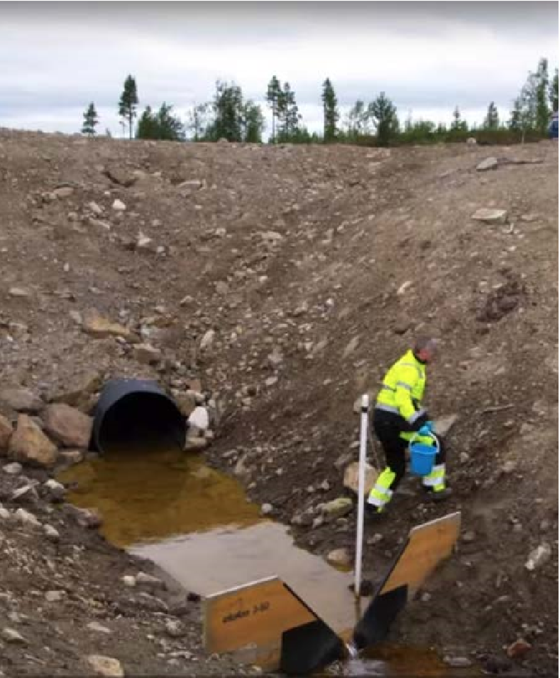 Vattenprovtagning. Bild: SGU