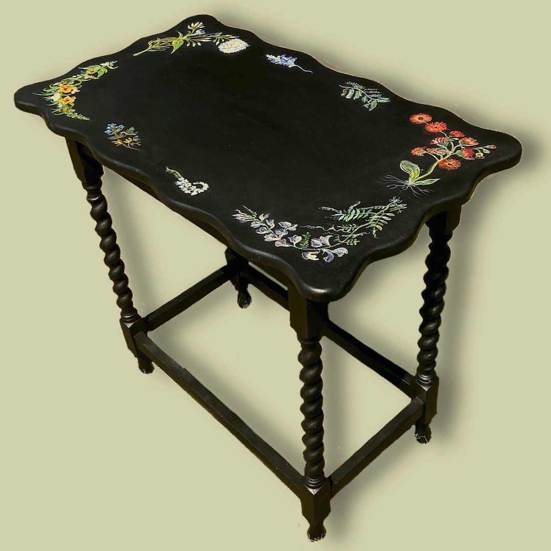 scalloped table 1.jpg