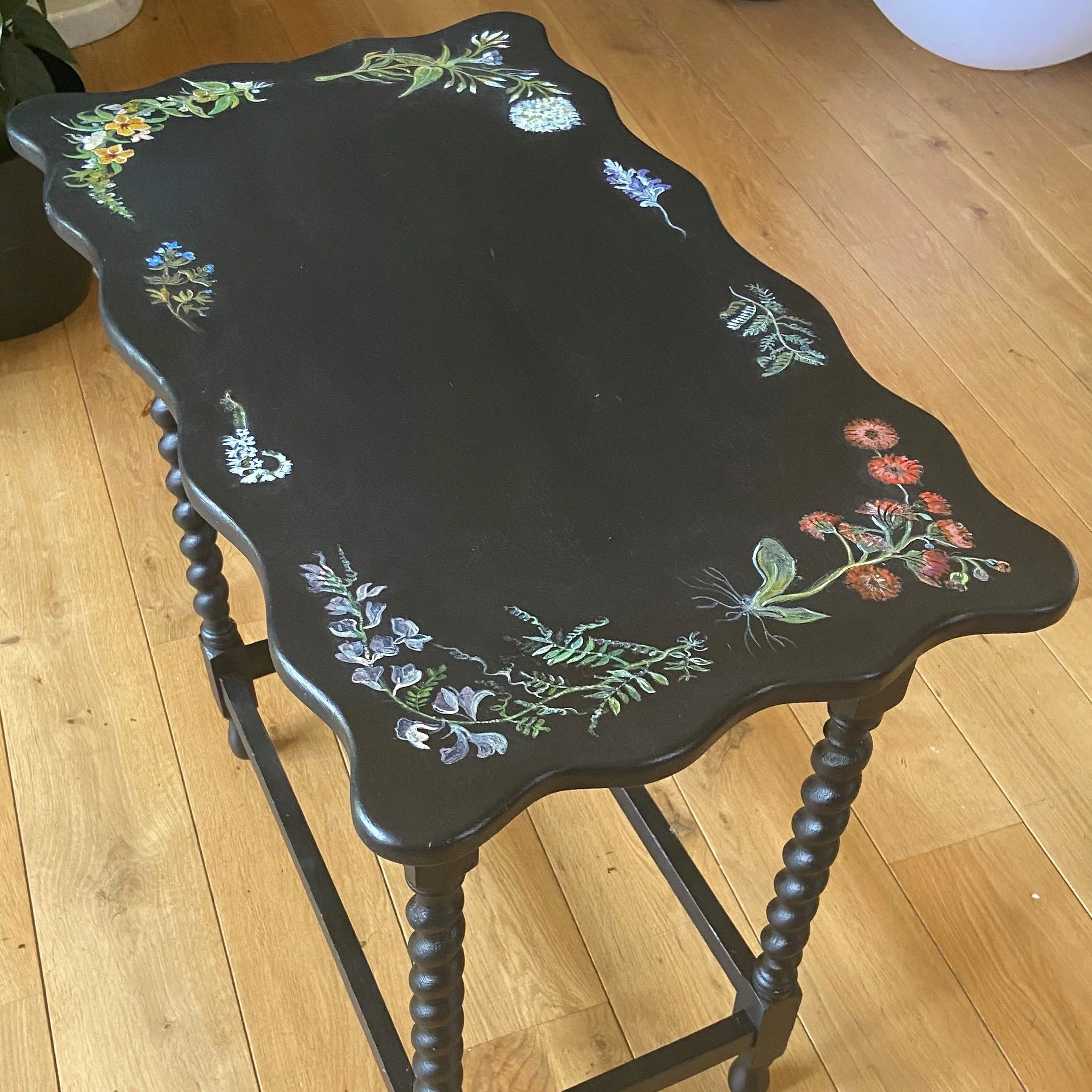 scalloped table 3.jpg