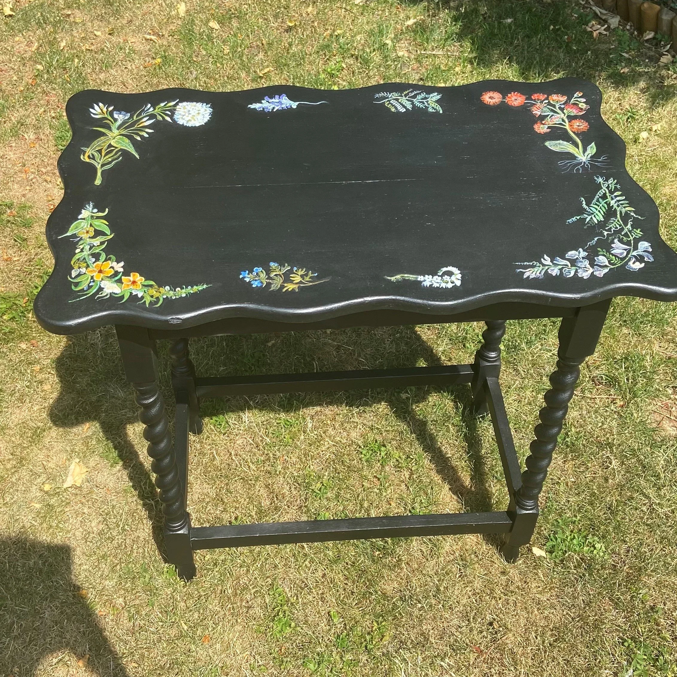 scalloped table 2.jpg