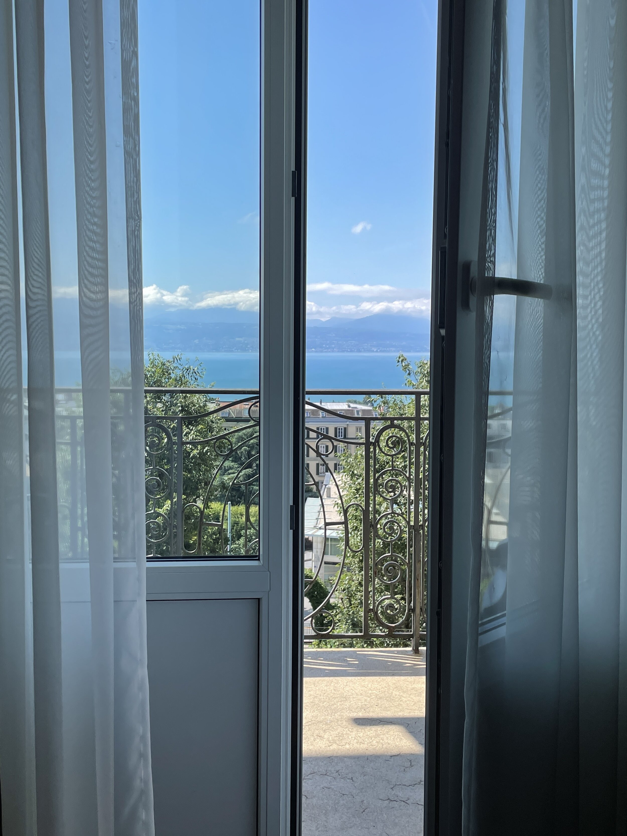 Escape Dose- Lausanne ou la Douceur de Vivre Suisse au Bord du Lac Léman
