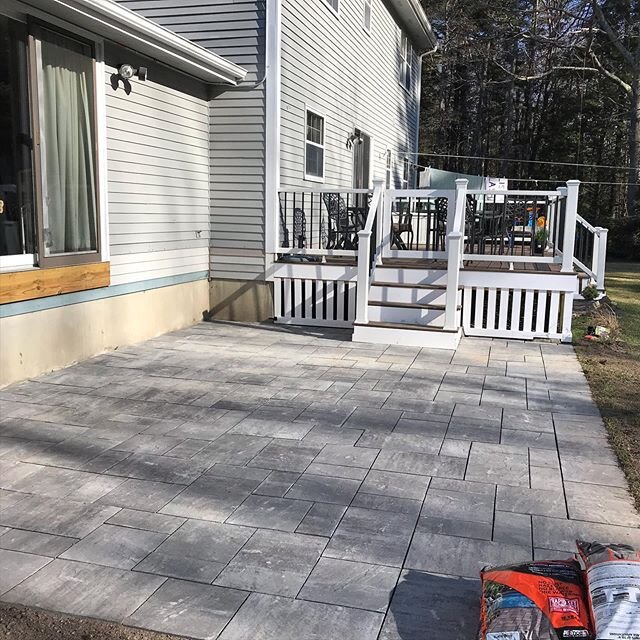 New Windham Ridge Patio, I can see the cookouts already happening!

#landscapedesign #portland #maine #hardscape #paver #portlandmaine #southportlandmaine #portlandphotographer #portlandfoodtrucks #construction #carpentry #masonry #stonemasonry #walk