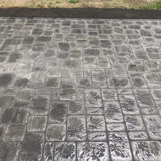 Here&rsquo;s a before and after on this new backyard Grand Baxter patio transformation!

_____________________________________________________________
#landscapedesign #portland #maine #hardscape #paver #portlandmaine #southportlandmaine #portlandpho