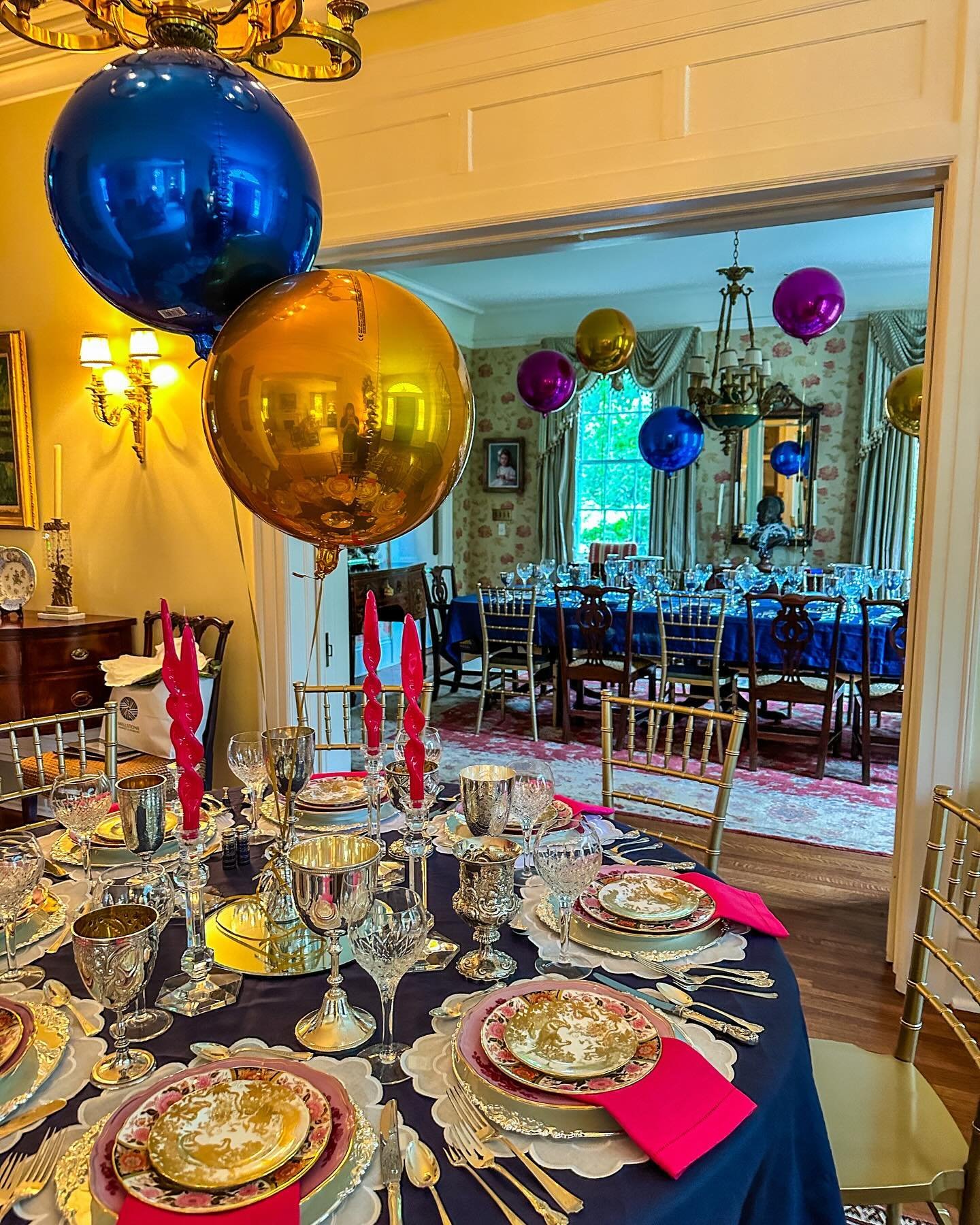 Balloons can be chic too! Especially when paired with beautiful table settings! 🩷💙✨ #popculturememphis