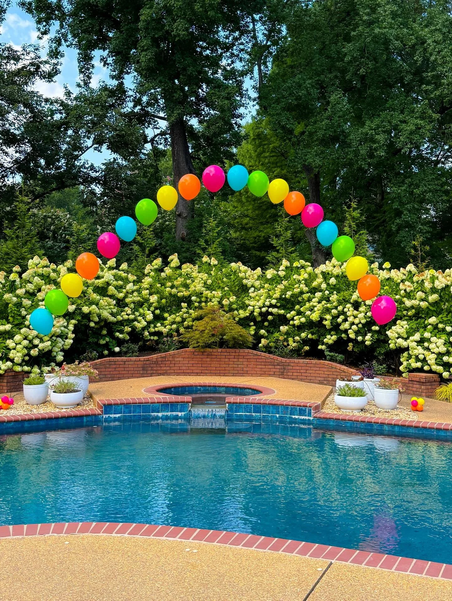 A moment for string of pearl helium arches! THE best way to bring balloons to your party in the summer heat. That&rsquo;s because if one of them accidentally pops, it doesn&rsquo;t threaten the structure of the arch. Of course we never want anything 