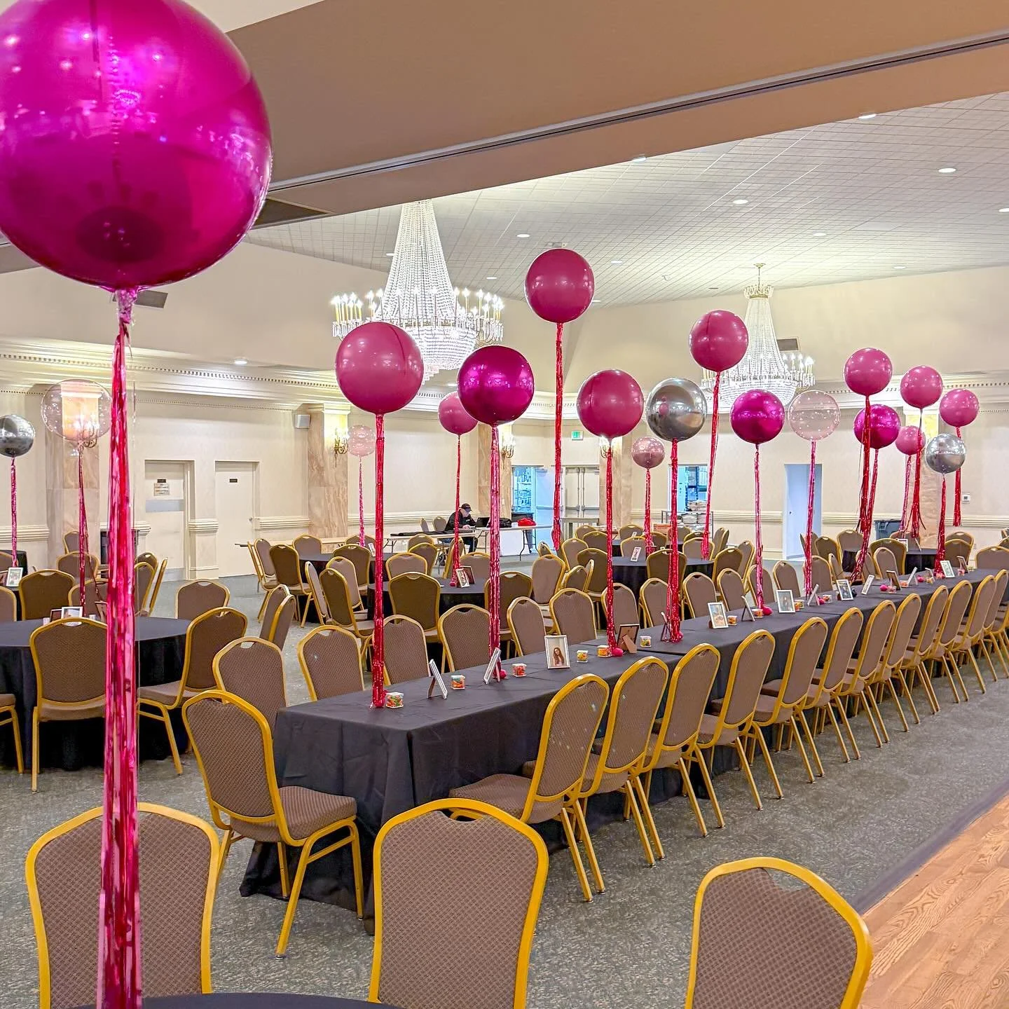 🩷 Pink helium orbz dress up any room! 🩷 These come in a variety of colors and they are $20 each plus delivery, so you can get as many or as few as you&rsquo;d like! 🩷 #popculturememphis #memphisballoons