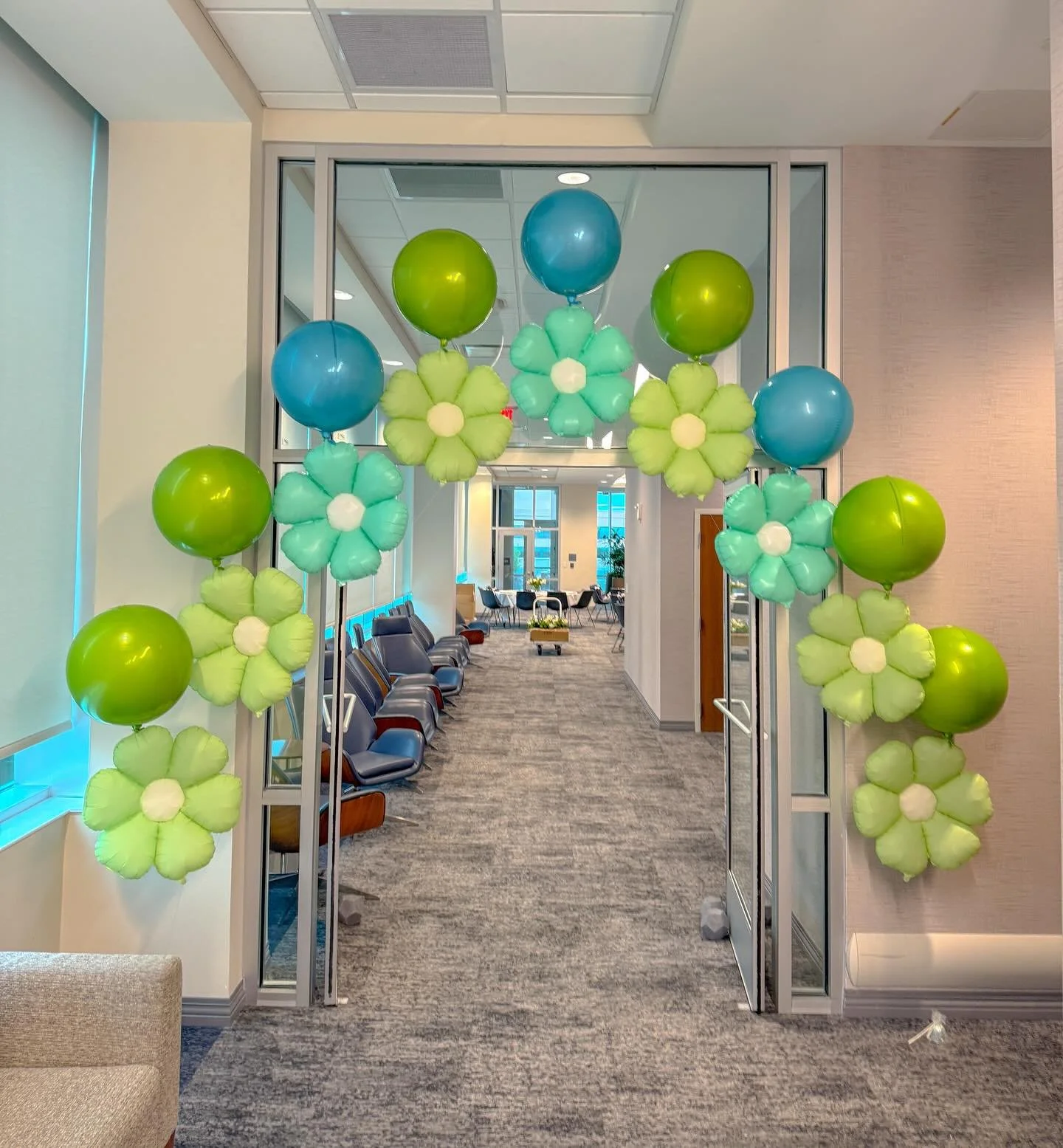 A helium orbz arch with added daisies makes for a fun entrance! 🌼🌼🌼🌼 #popculturememphis