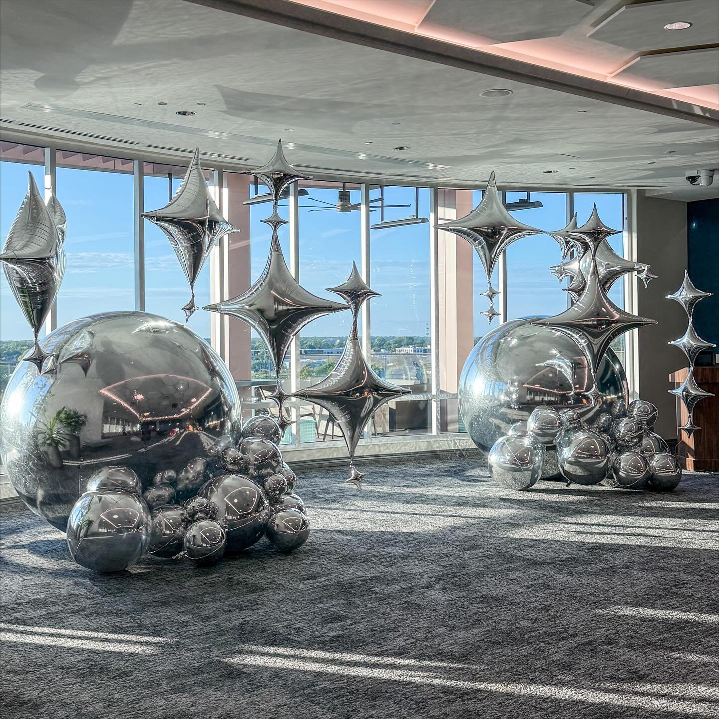 Shooting into the stratosphere with this ✨moment✨🩶🪐🛸 Our inflatable balls are available in silver, gold, and black! #popculturememphis