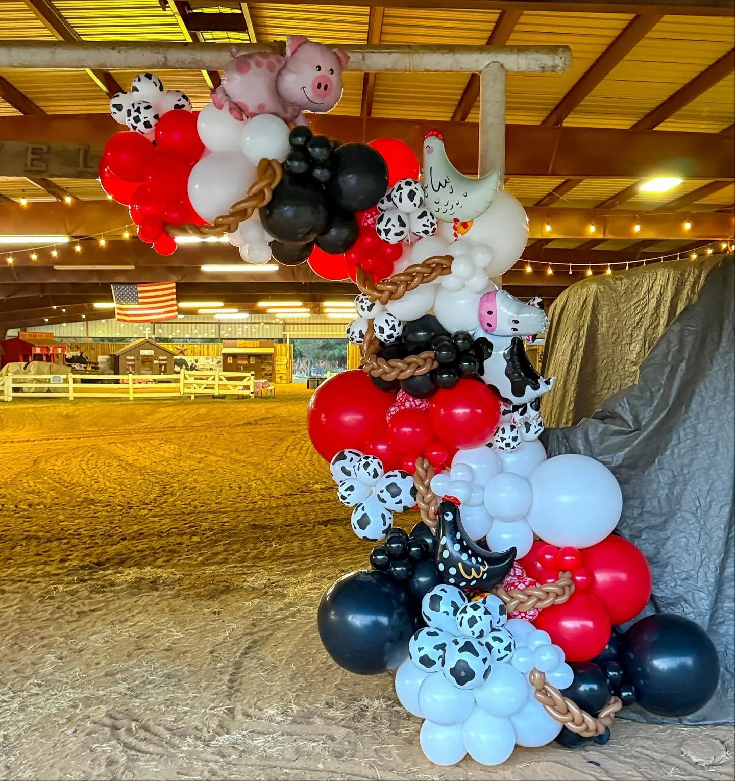 🐷🐮🐔 🎶 We&rsquo;re just country boys and girls getting down on the farm! 🎶 it&rsquo;s the @briarcrest Barn Bash at @menageriefarm 🐷🐮🐔 #popculturememphis
